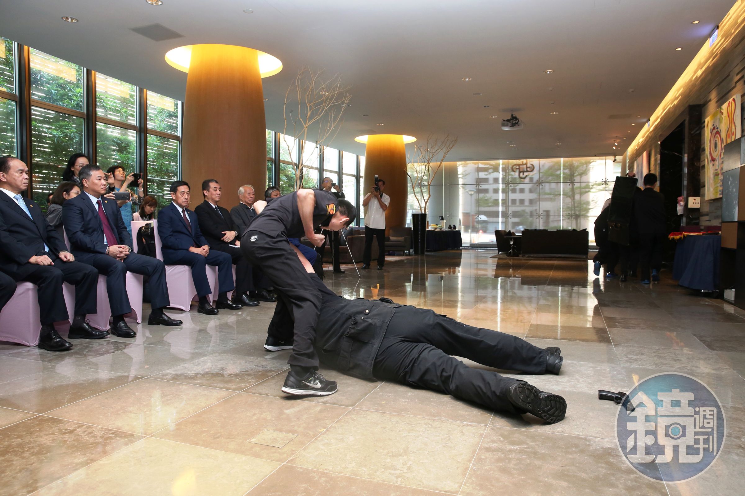 訓練有術的特勤人員展示成果時，武力高超且直接把人重摔在地，讓鎮靜淡定的辜仲立坦言看得「心臟都動了一下」，深怕特勤人員會受傷。