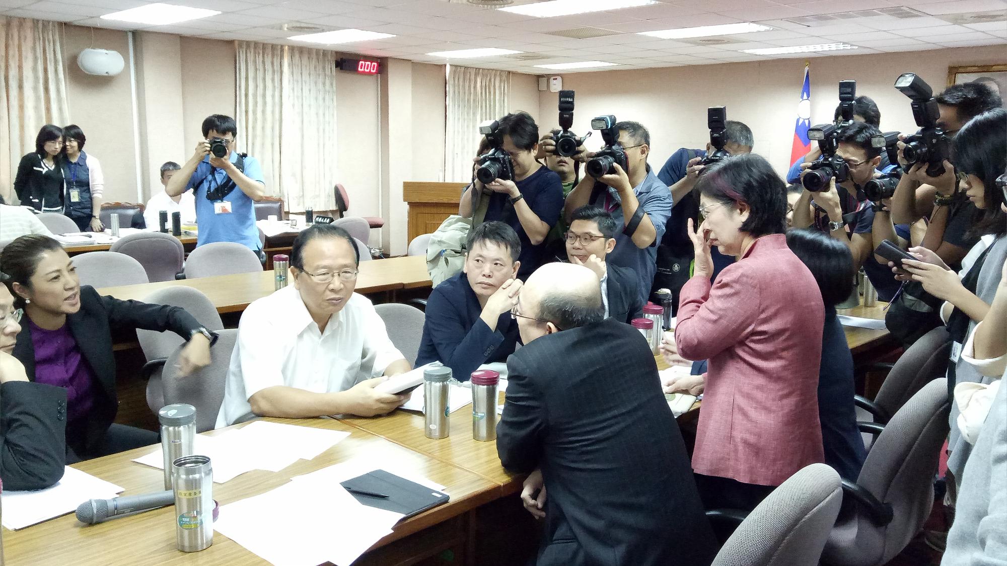 司法委員會今因多位國民黨立委杯葛,多次休息協商導致會議中斷。