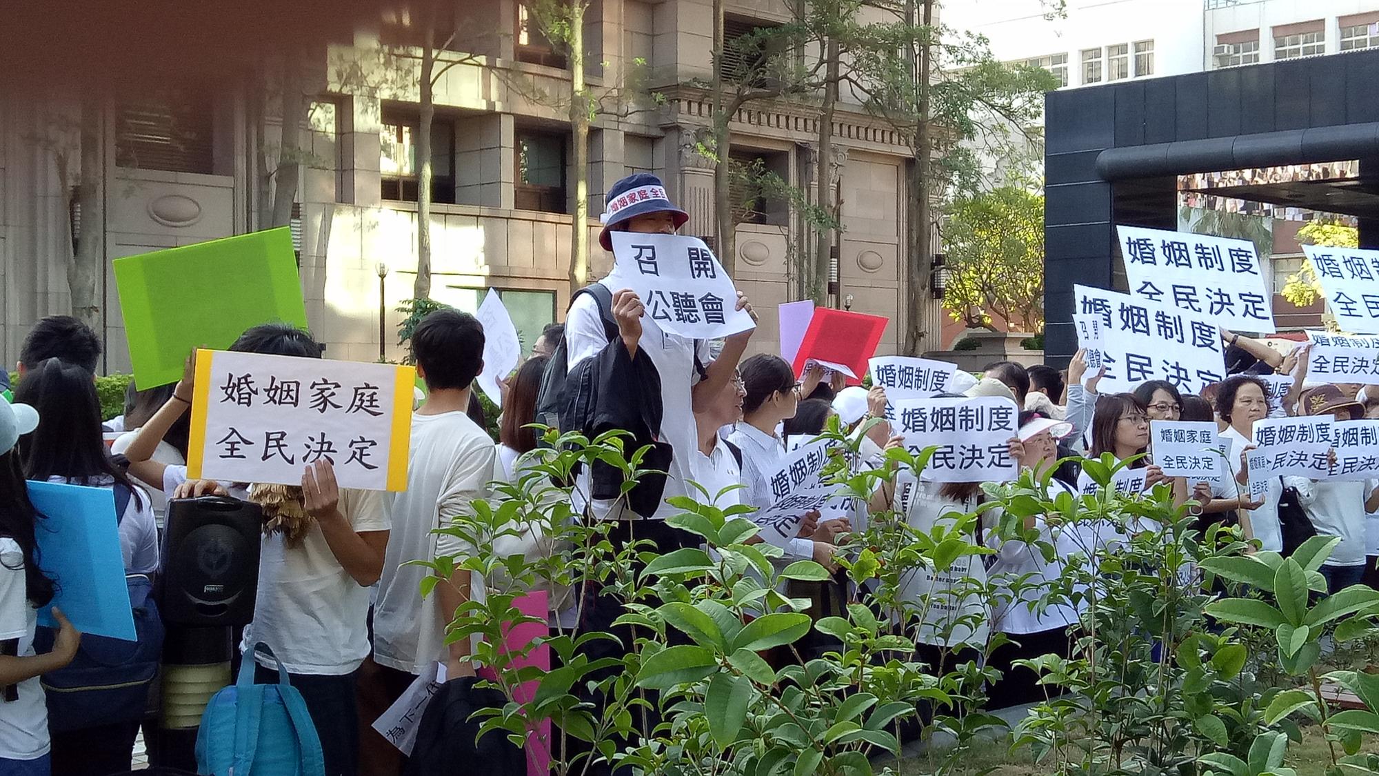 群眾一度到立委研究室所在的中興大樓前舉標語抗議。