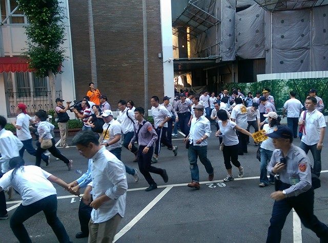 反婚姻平權群眾衝入立法院 與警僵持中