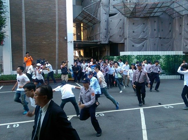 下午2時30分左右,數十位在立法院外抗議婚姻平權修法的群眾從側門衝進立法院,並在議場後方與警方僵持。(讀者提供)