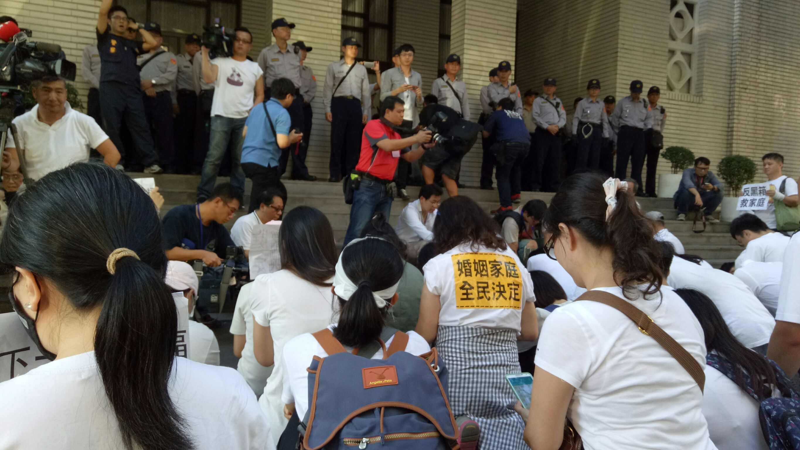 現場反對民眾靜坐抗議。(圖片:讀者提供)