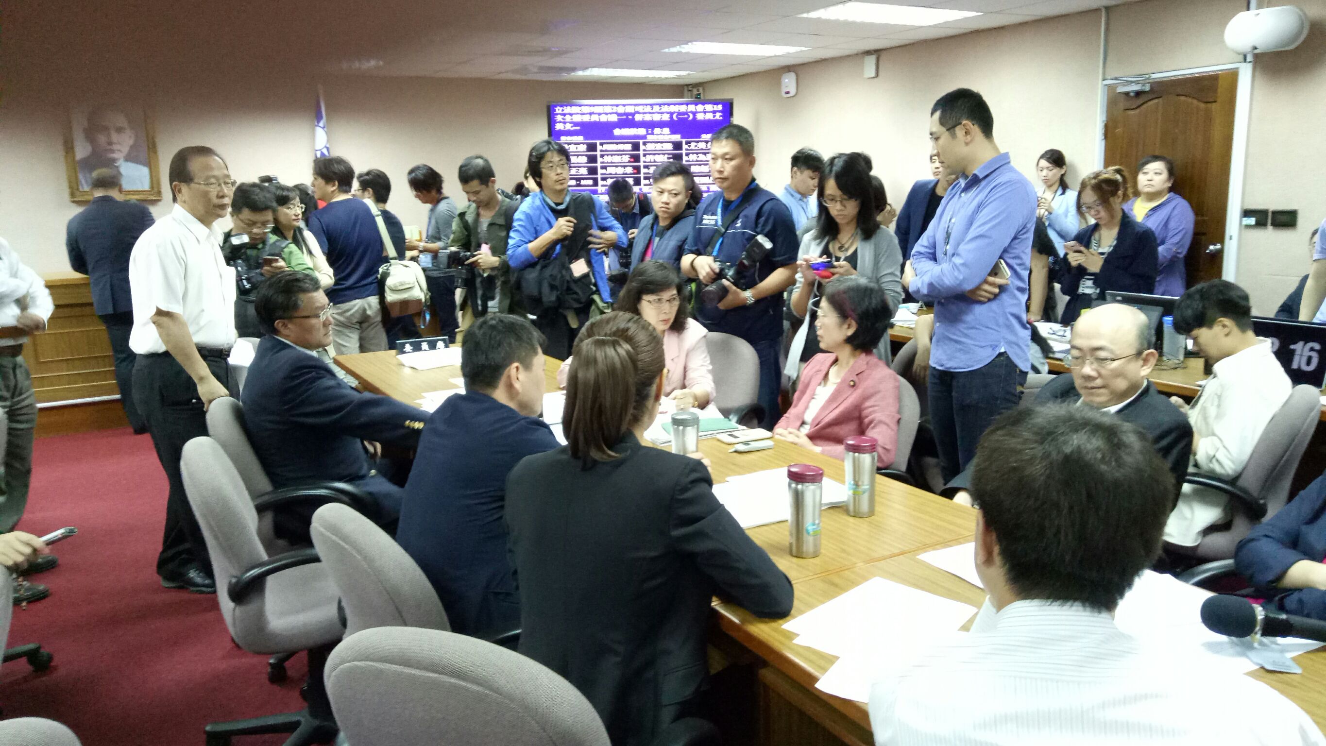 朝野立委晚間達成共識,先開2場公聽會後再逐條審查婚姻平權法案。
