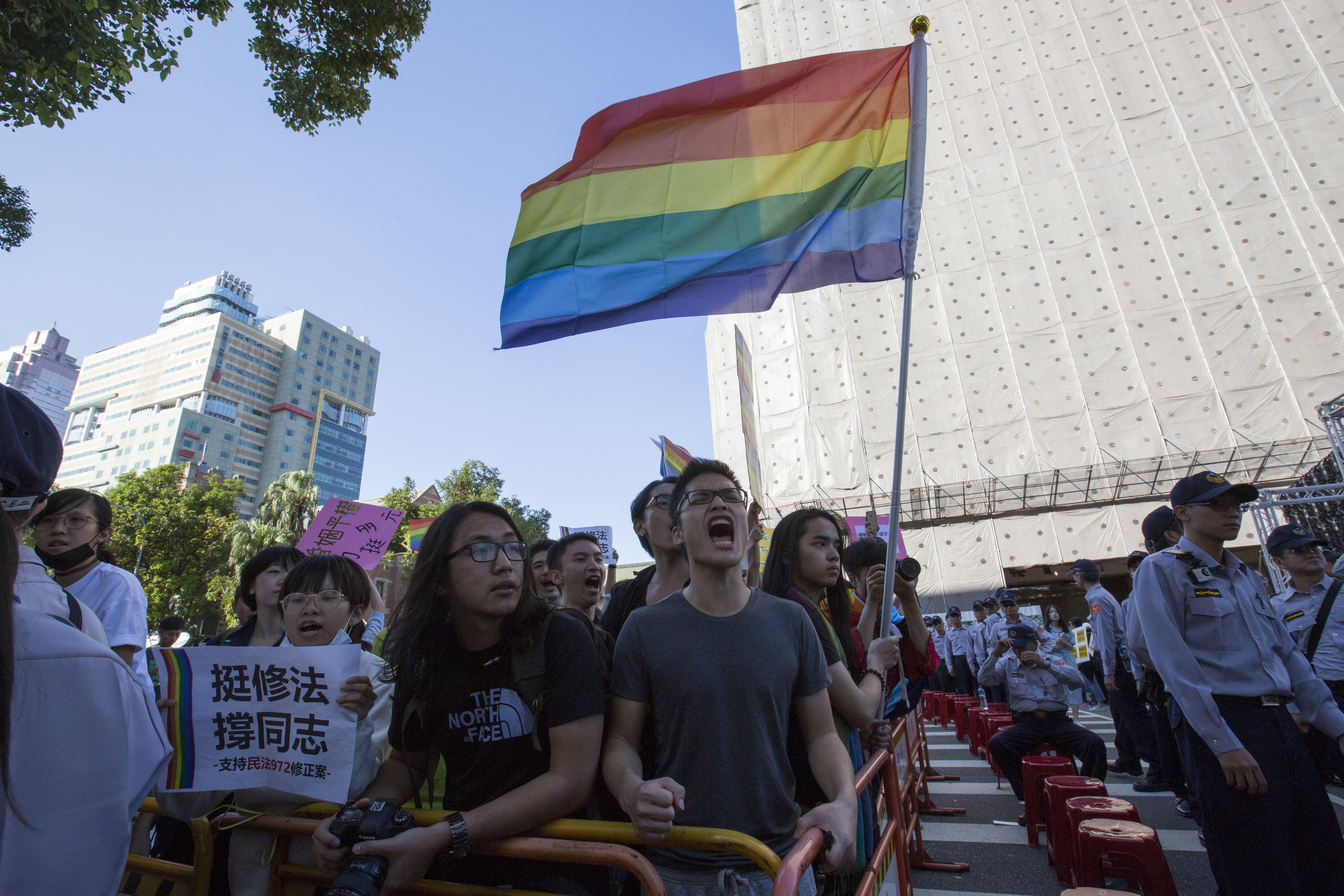 立法院外也聚集不少民眾高舉彩虹旗,支持修法,力挺同志族群。