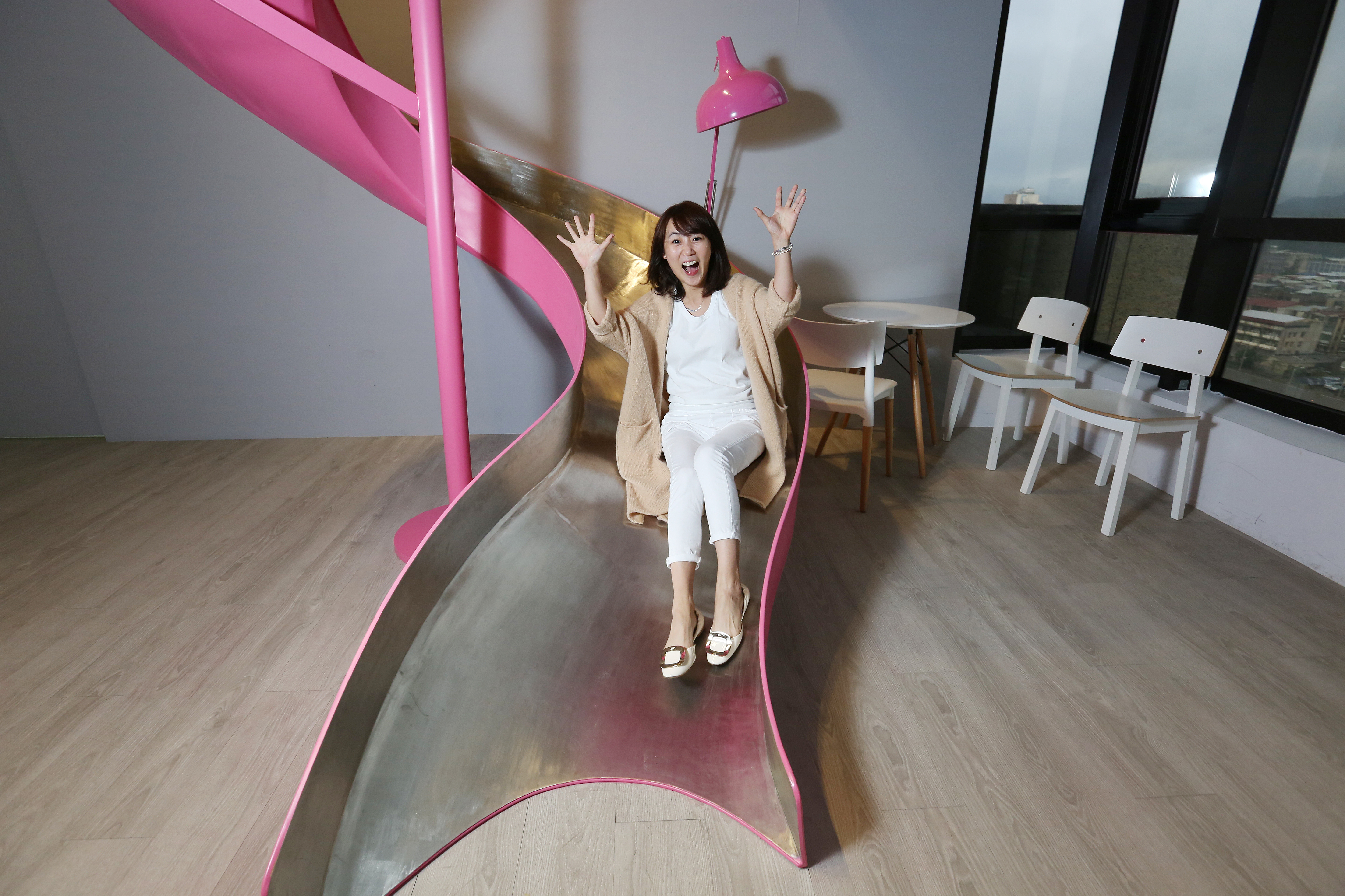 這家公司很歡樂  可以溜滑梯下班