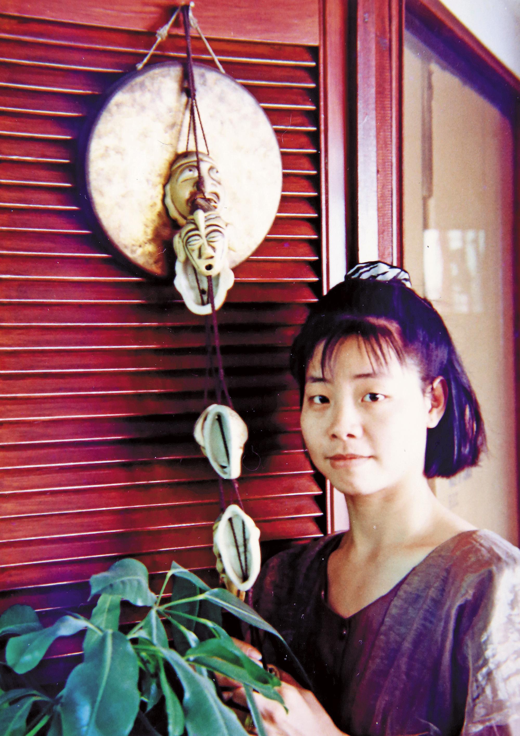  陳美麗受傷前喜歡出遊拍照，22歲已當上服飾店櫃姐。（陳美麗提供）