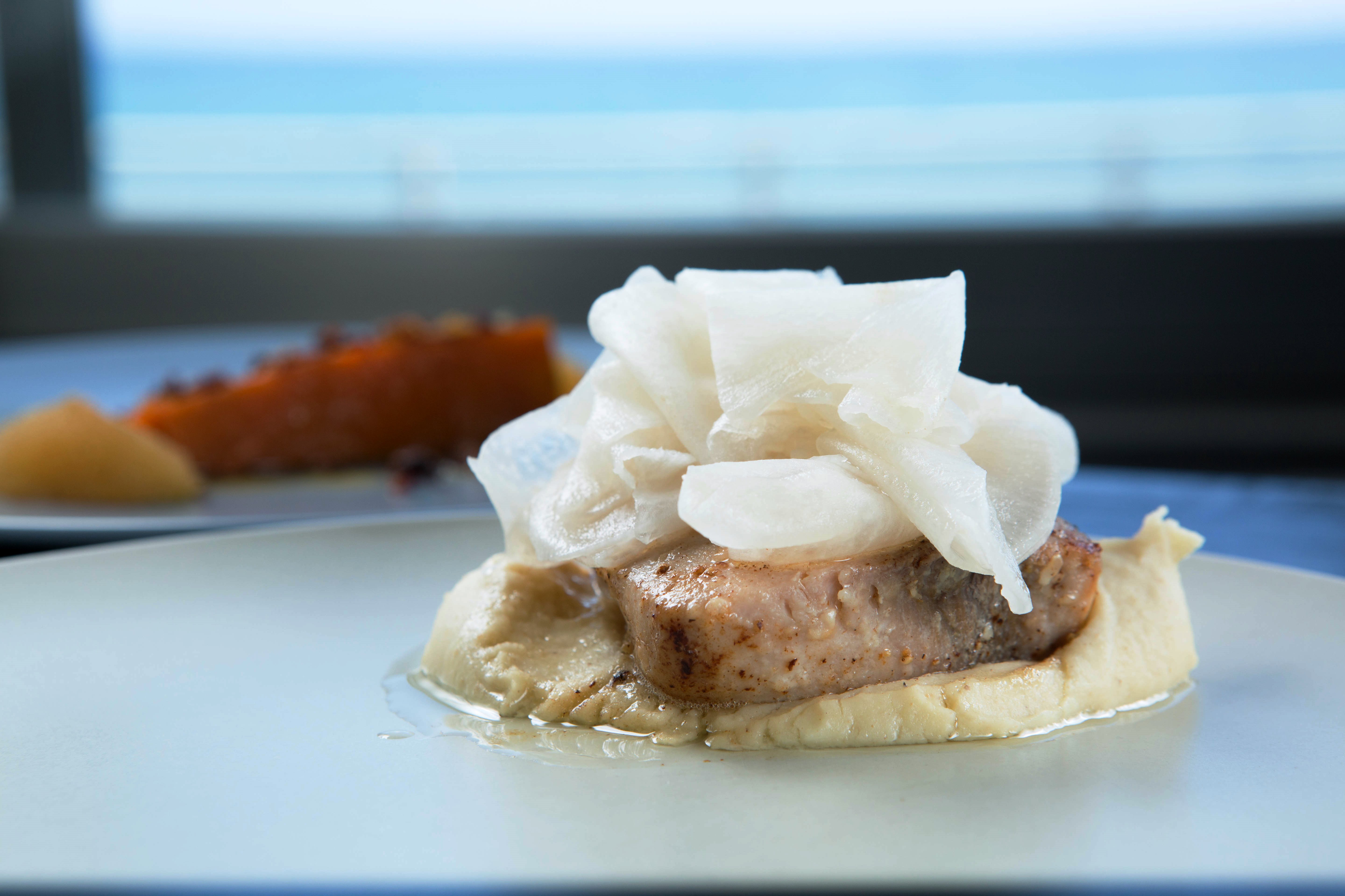 鹽麴魚（1,000元／套餐菜色）搭配奶油蓮子泥，口感細緻，漬蘿蔔微酸，突顯魚肉鮮味。