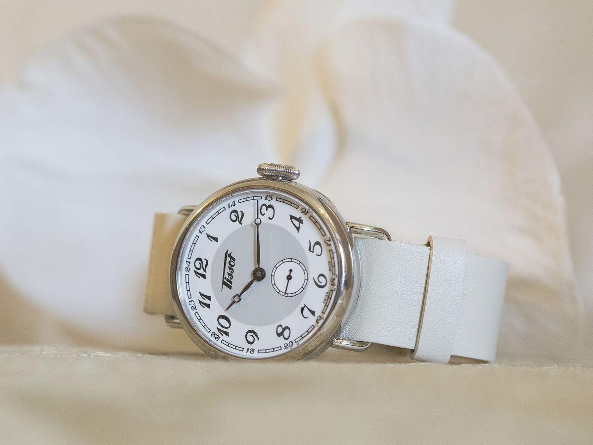 天梭1936 復刻女款腕錶 · 瑞士製ETA2895-2自動機芯 · 316L精鋼錶殼及透明錶後蓋 · 抗刮傷藍寶石水晶玻璃錶鏡 · 防水性能50米 · 皮革錶帶，搭配標準錶扣 · 錶徑：36毫米 · 建議售價NT$31,700