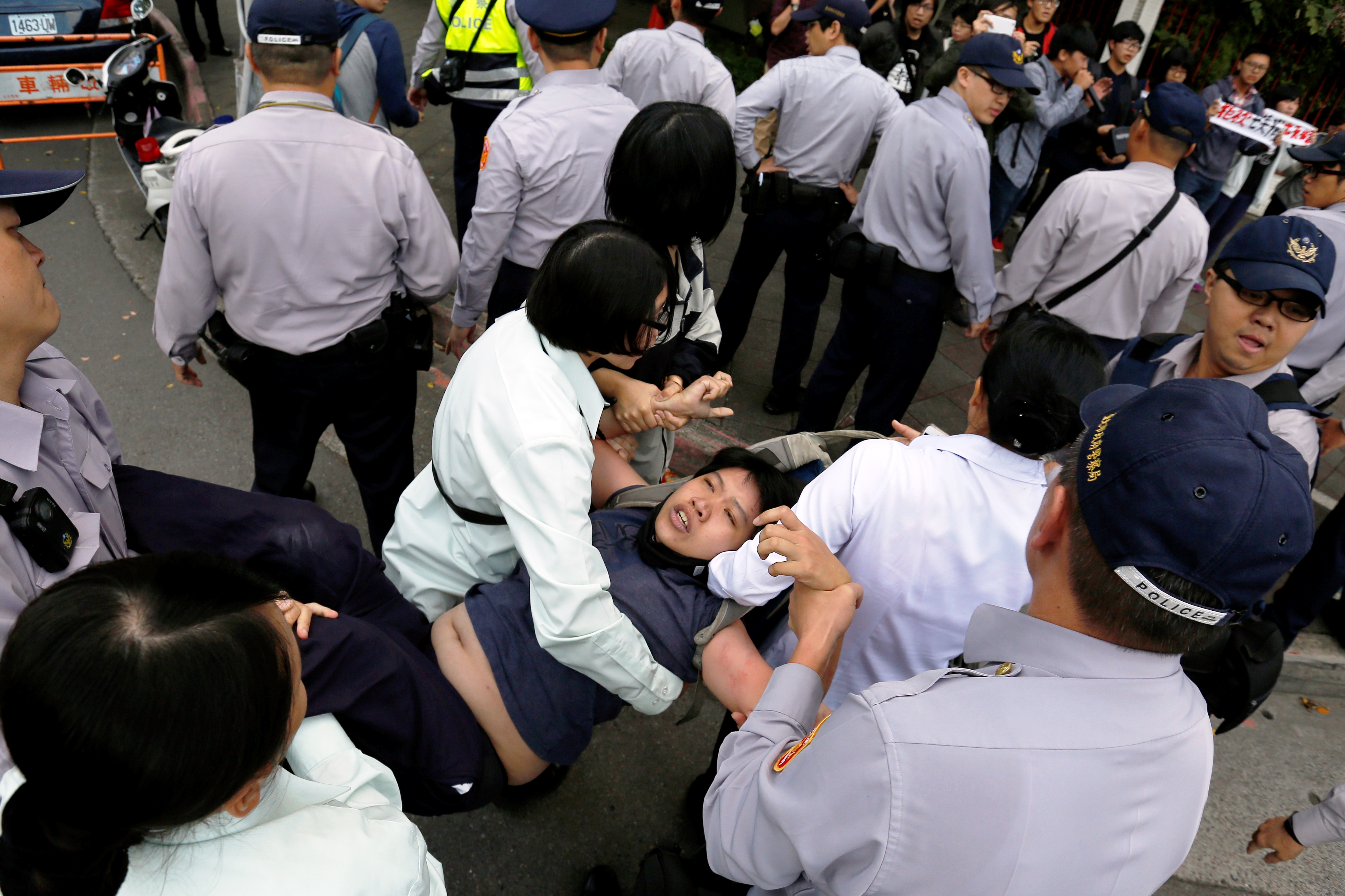 學生被警方抬離抗議現場。
