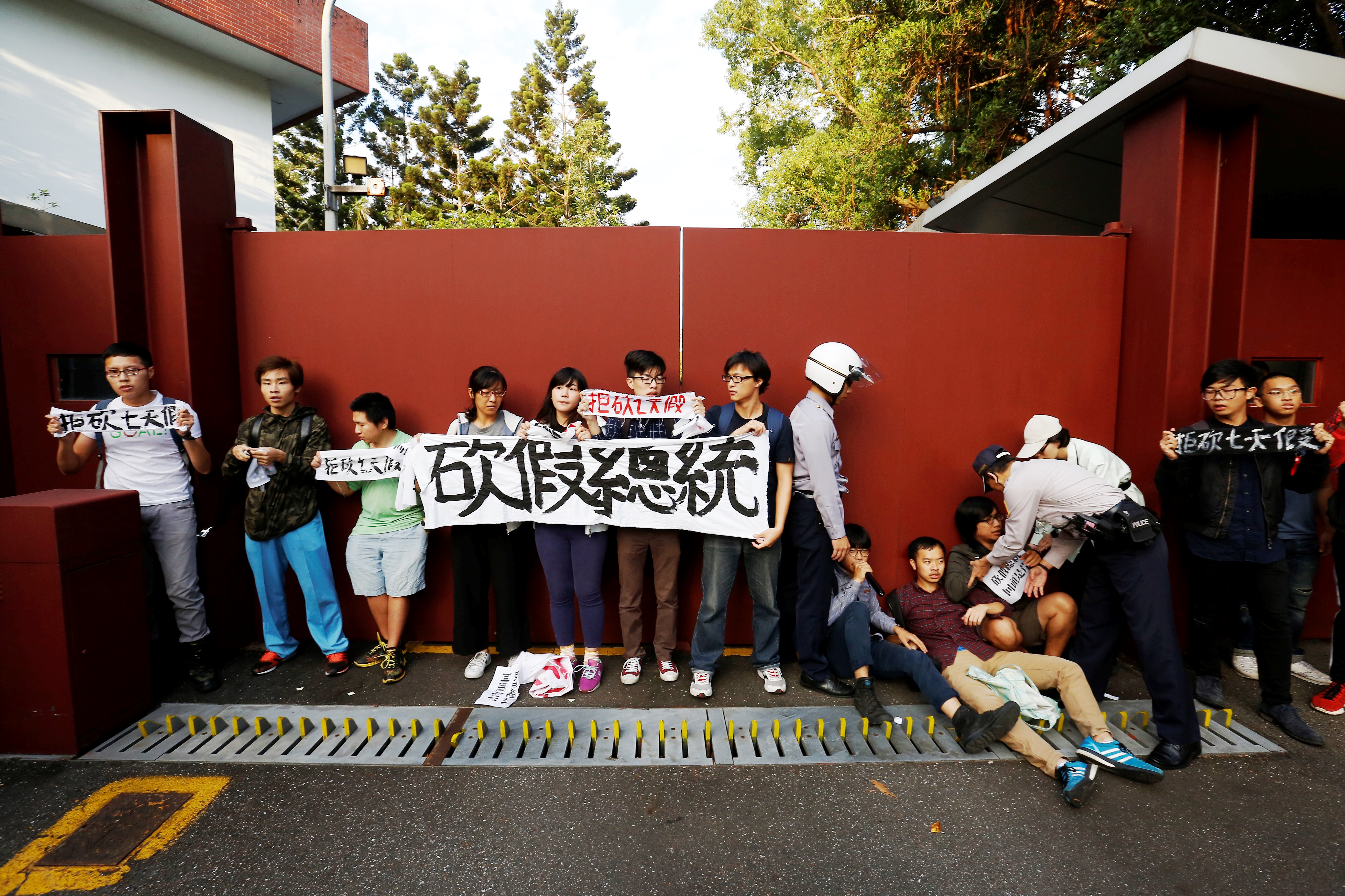 學生緊靠在官邸大門，抗議蔡英文是「砍假總統」。