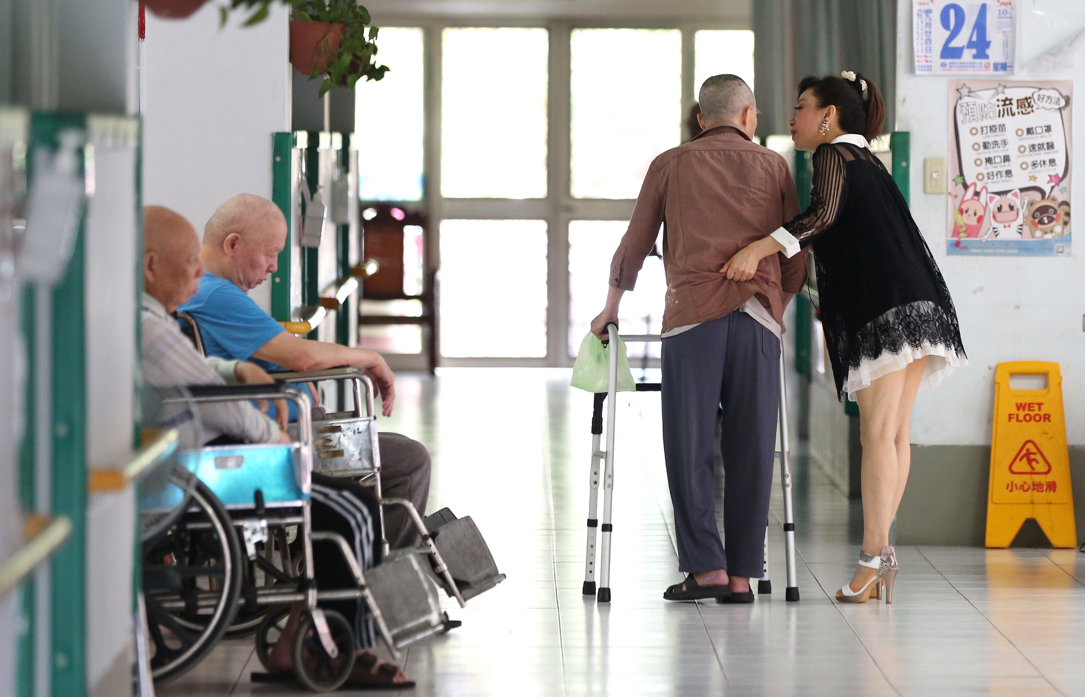 一個紅包場女人和她的老兵爸爸們