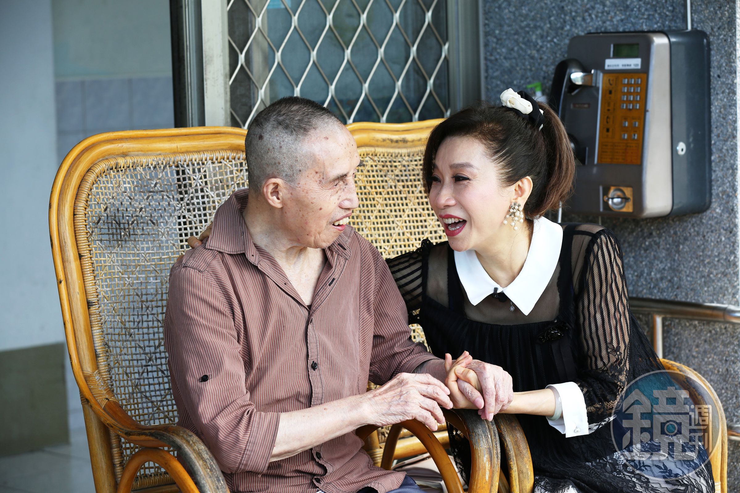 80多歲的葛爸因年邁而重聽，但看到今子嫣來訪，臉上立刻堆滿笑容。
