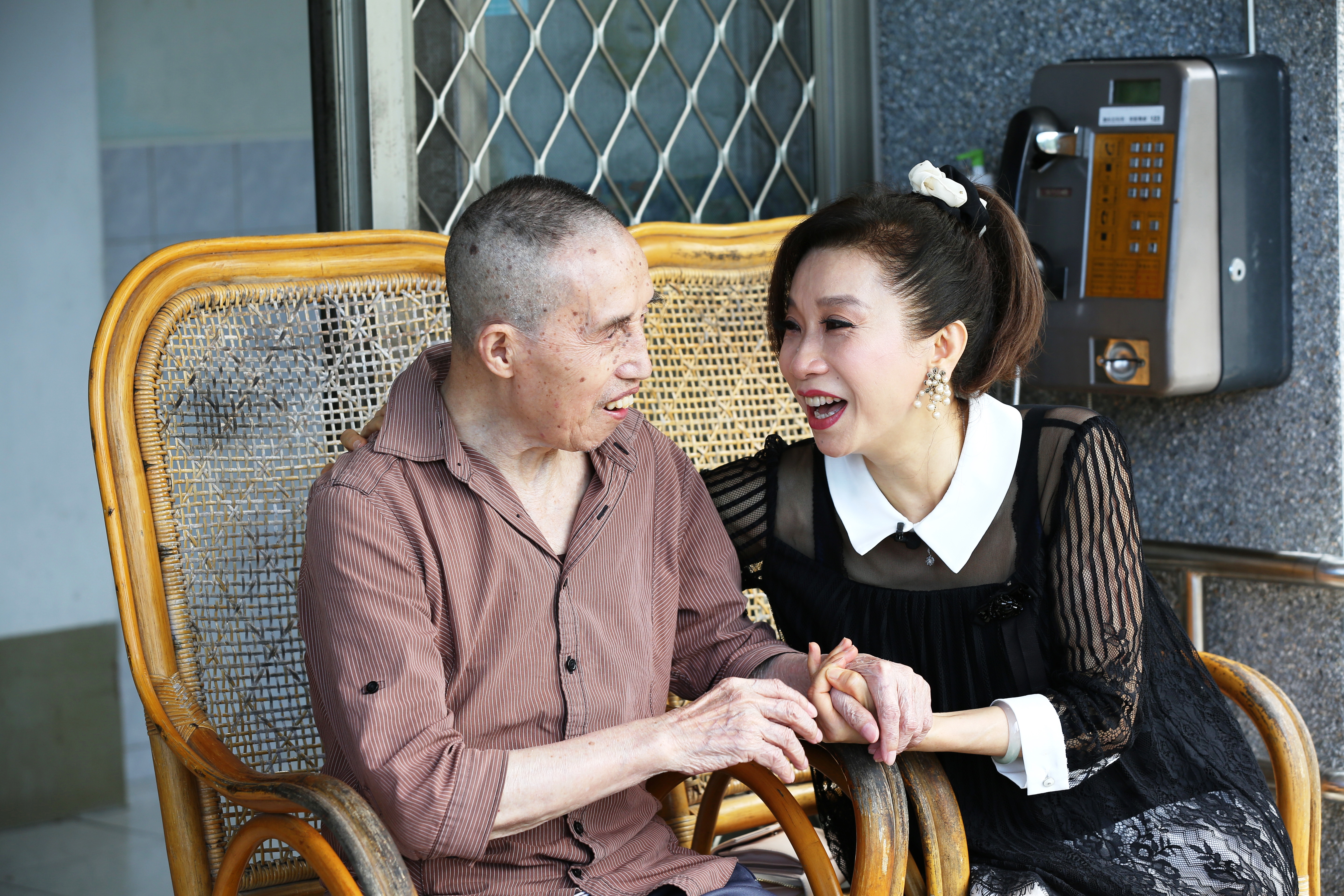 80多歲的葛爸因年邁而重聽，但看到今子嫣來訪，臉上立刻堆滿笑容。