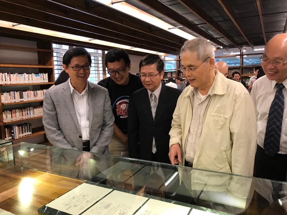 童子賢陪著楊牧與來賓們一起參觀楊牧書屋。