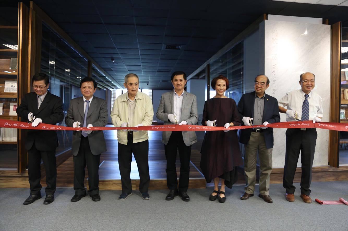 童子賢贊助東華大學楊牧書屋，今天與詩人楊牧一起剪綵。