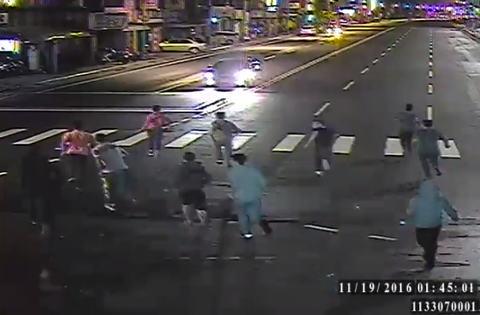 大批群眾深夜在路上鬥毆。