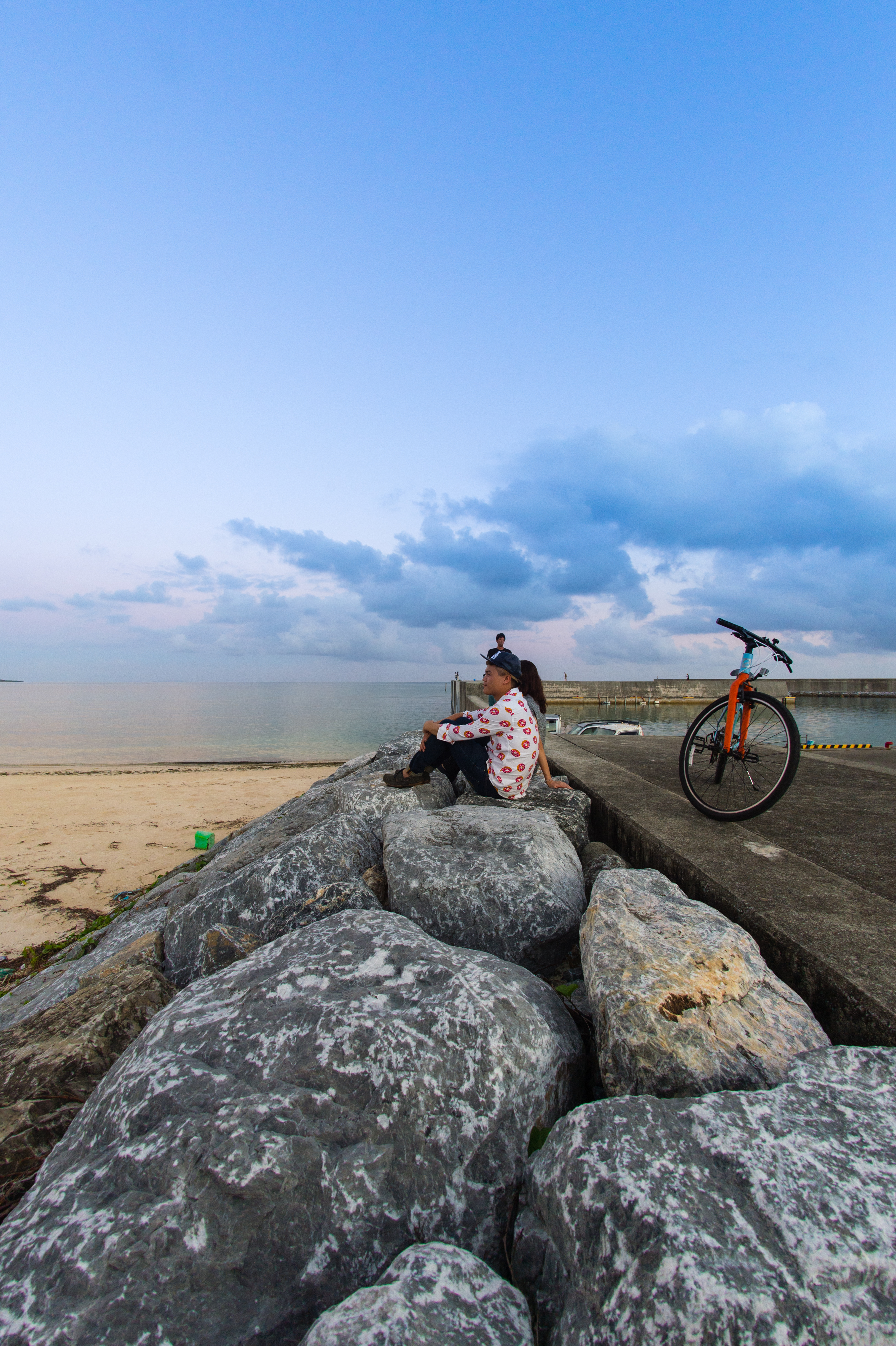 傍晚騎單車到久米島EEF Beach旁的小漁港，欣賞點點漁火，非常浪漫。