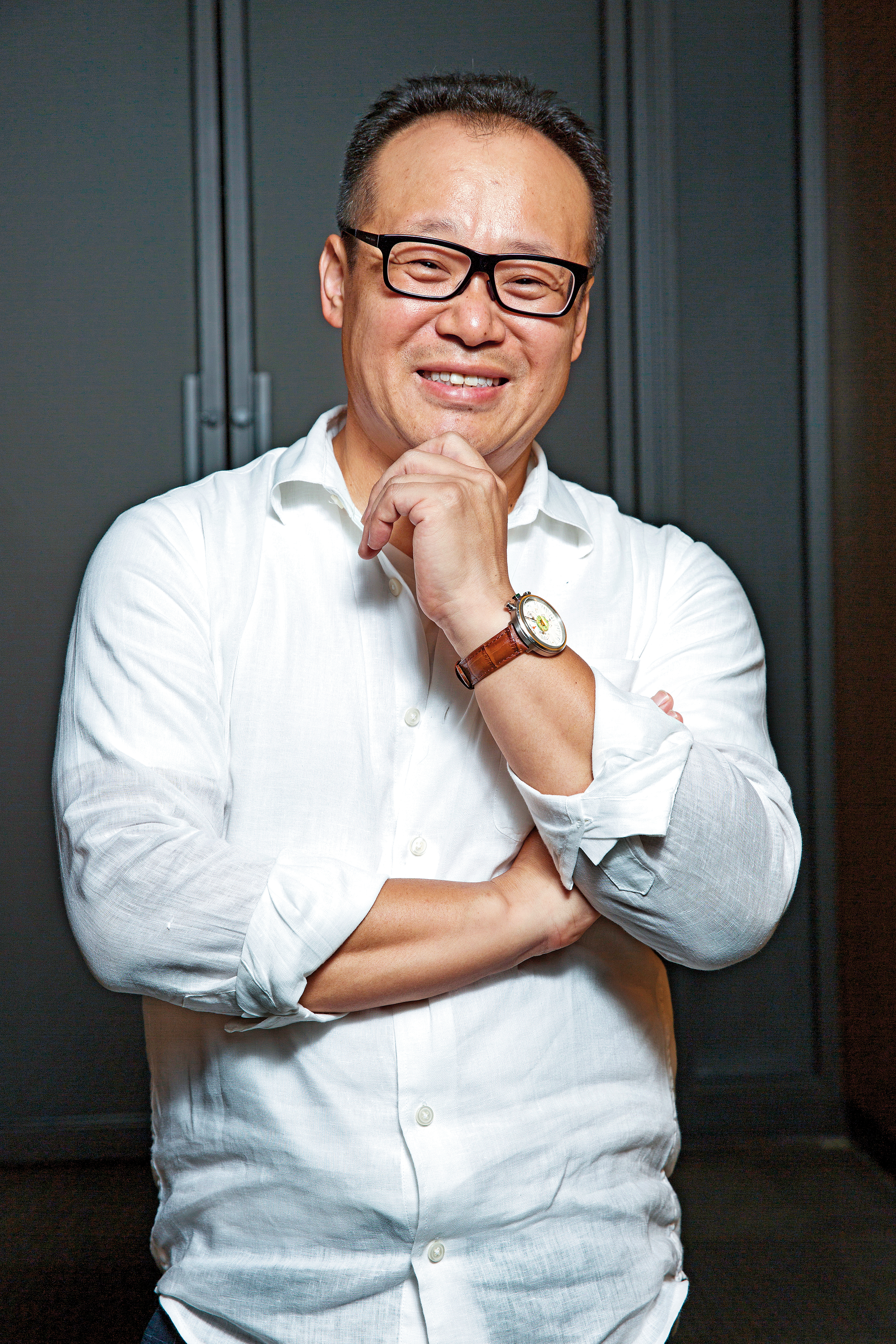 47歲的韓劇導演崔英勳， 頂著首爾大學外交系高學 歷考進SBS電視台， 他 強調電視台看重員工的協 調能力，並非技術。