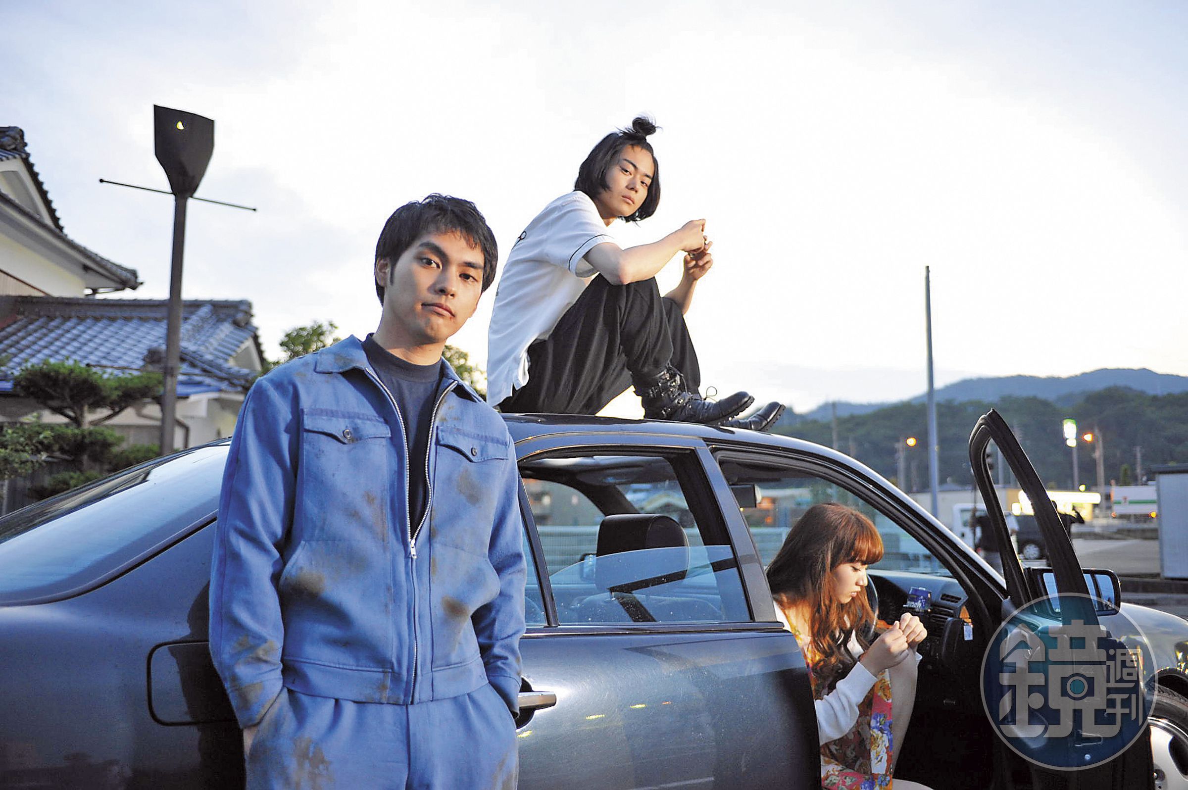 《失序男孩》片中，柳樂優彌（左一）幾乎沒有台詞、不斷找人挑釁打架，一套戲服從頭穿到底。（華影國際影藝提供）