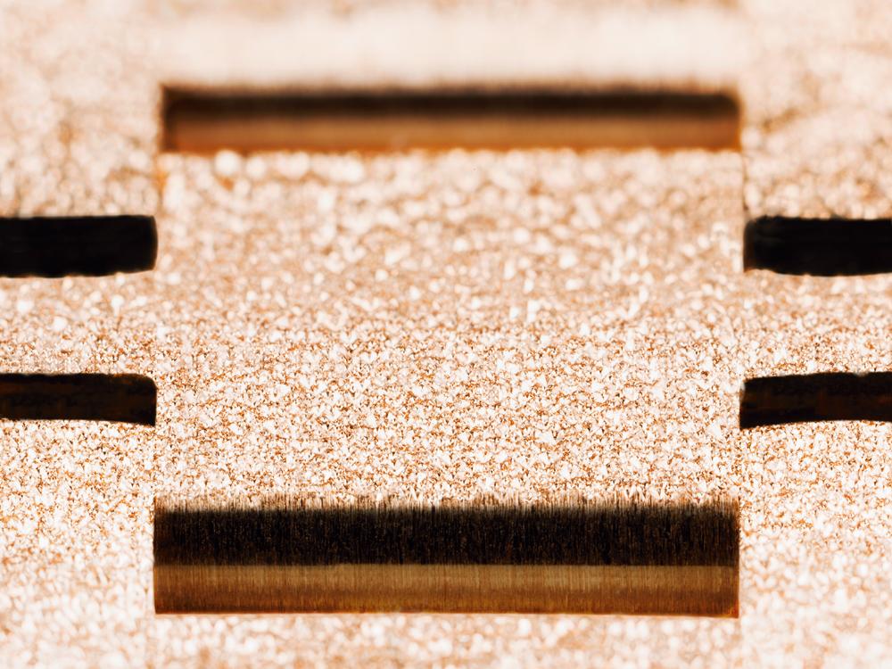 所謂的「霜金(Frosted Gold)」到底為何?其實它是一種源自於義大利佛羅倫斯的傳統金藝。利用鑲有鑽石的尖頭錘具來敲擊黃金,在其表面形成細微的凹痕,透過光線的映射而散發出猶如鑽石粉塵的晶亮輝彩,就如同表面結了一層霜般。