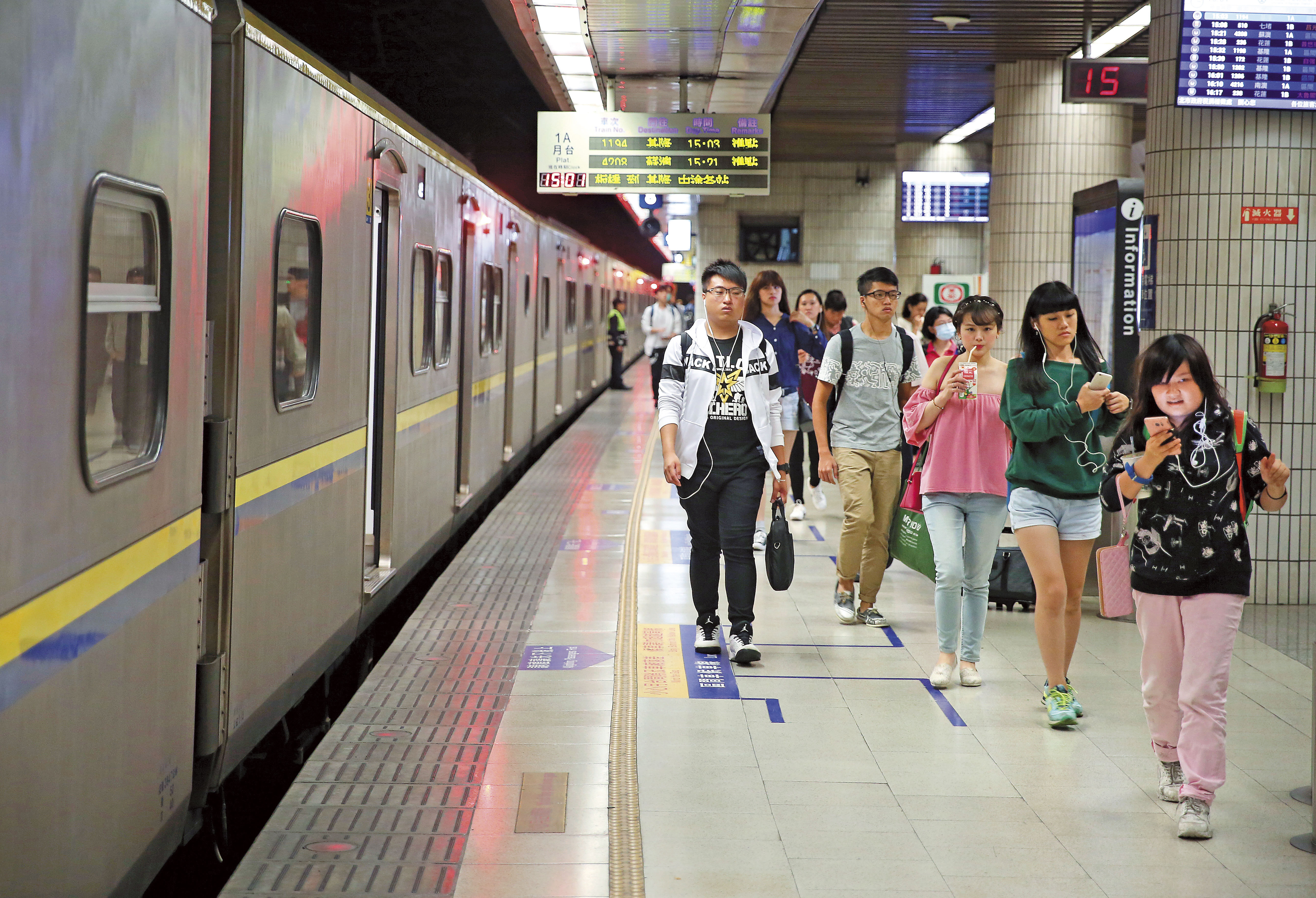台鐵黃牛過去十分猖獗,每年搶占百萬張火車票,但在鐵路法加重罰則後逐漸銷聲匿跡。