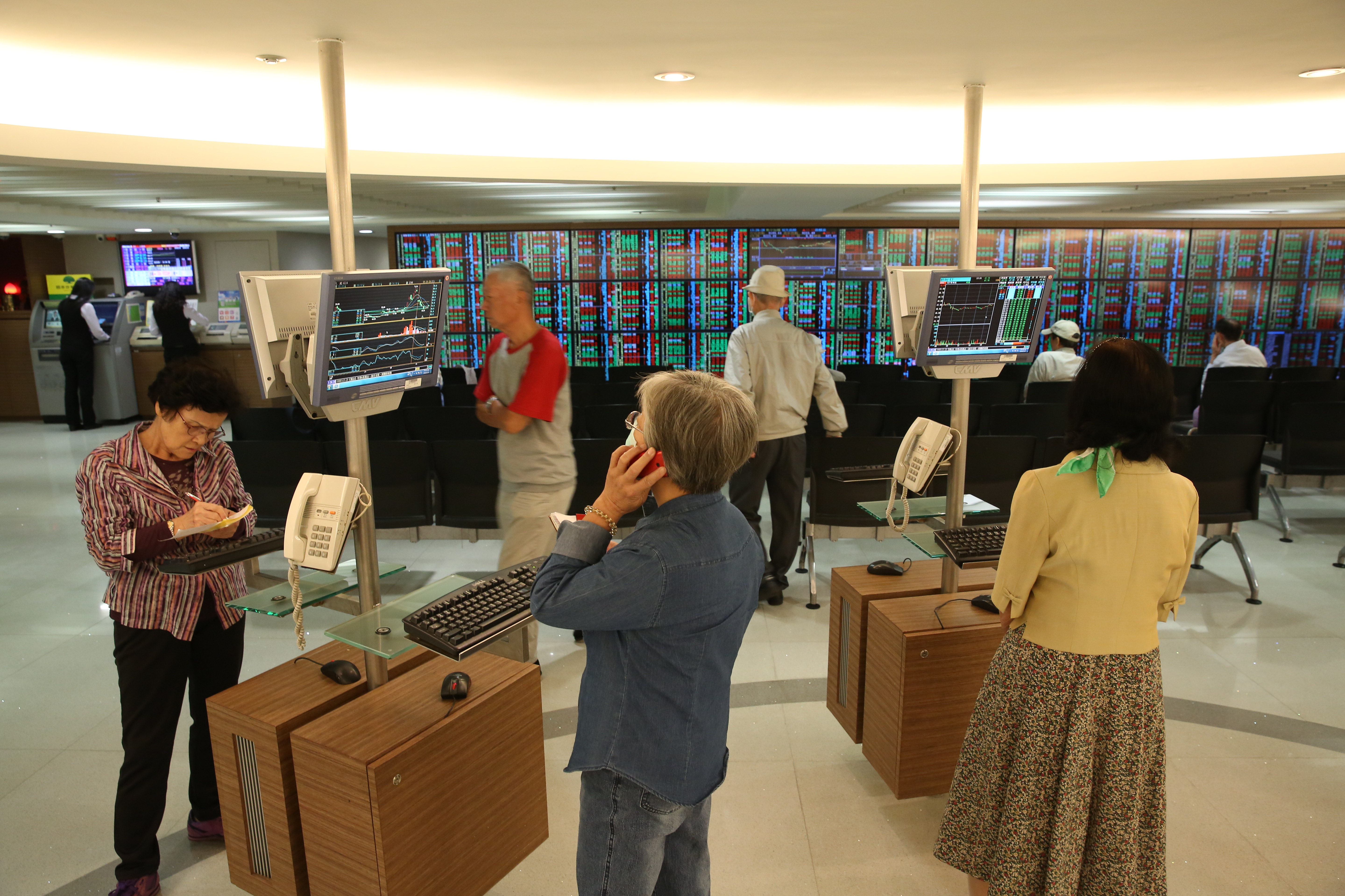 不可思議！台股漲上9000點　這群金融人卻飯碗不保