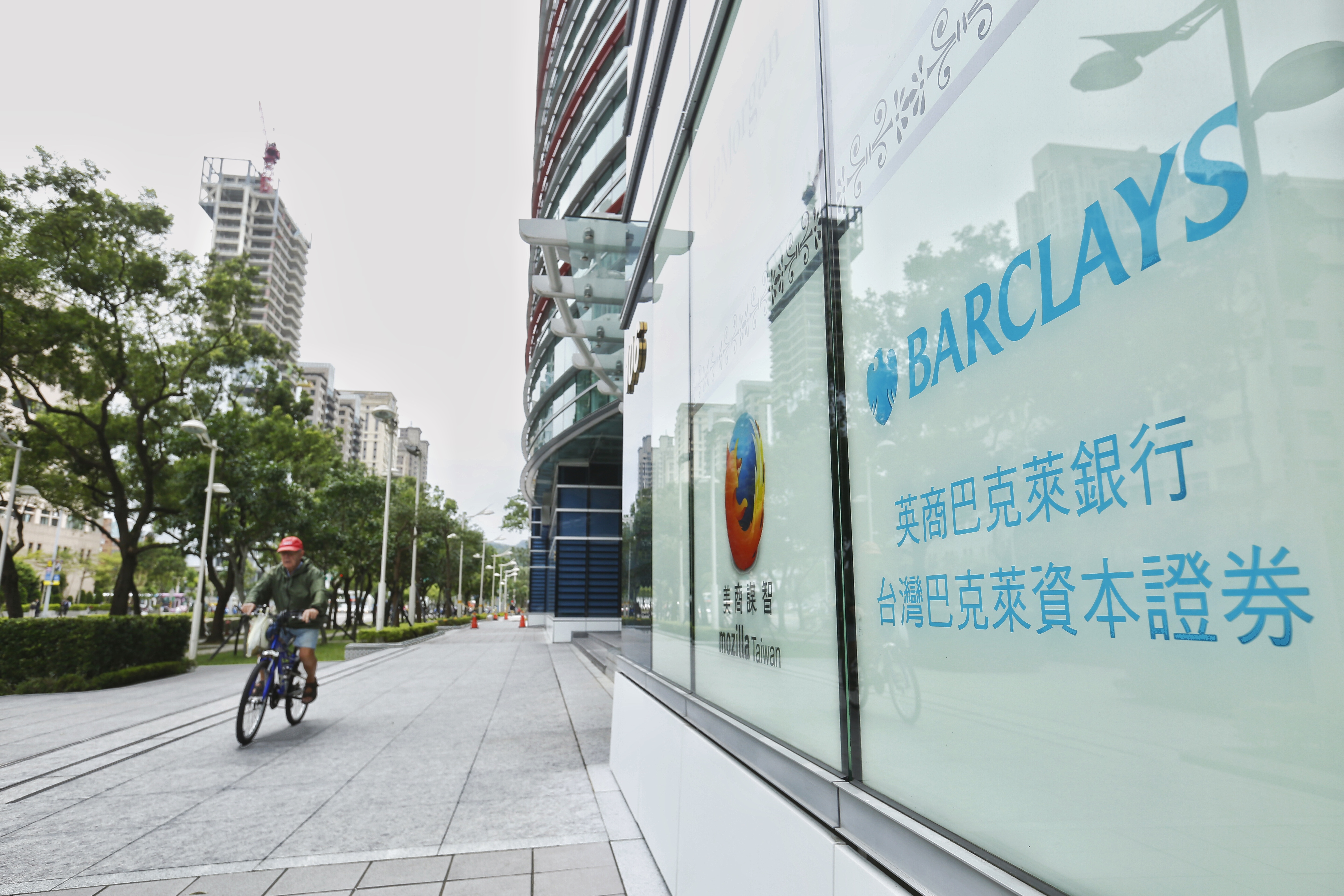 就連外資券商都撐不住，巴克萊、里昂證、巴黎證都相繼撤出台灣市場。