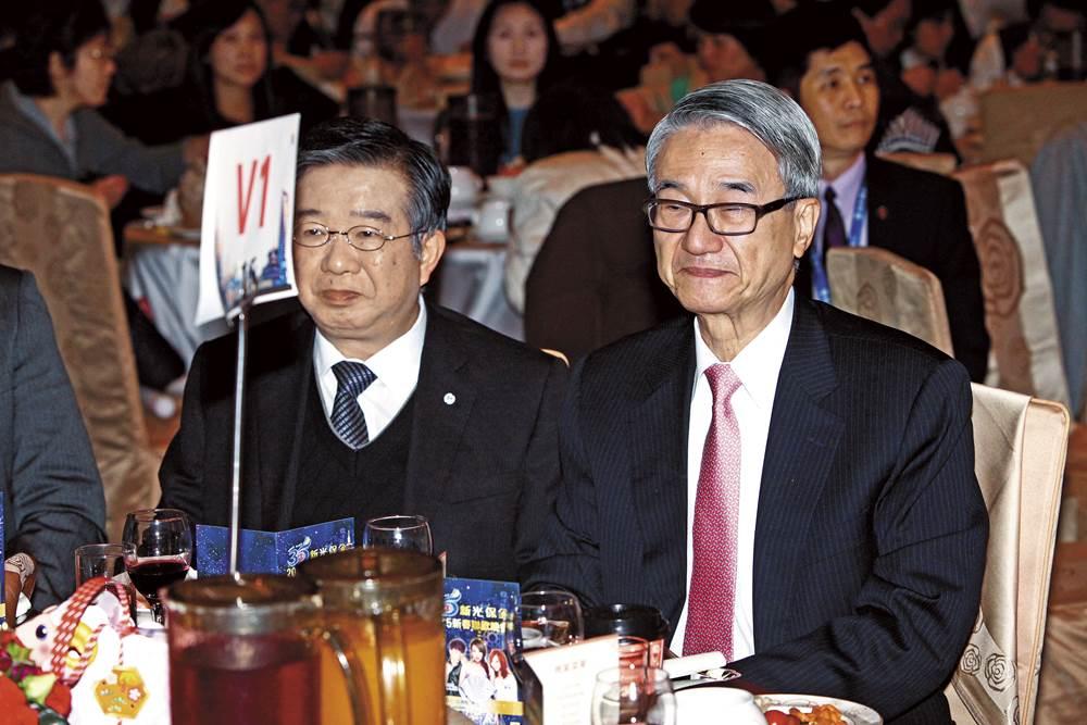 新光人壽董事長吳東進（右）向中油公司標得板橋油庫口地上權，大興土木。