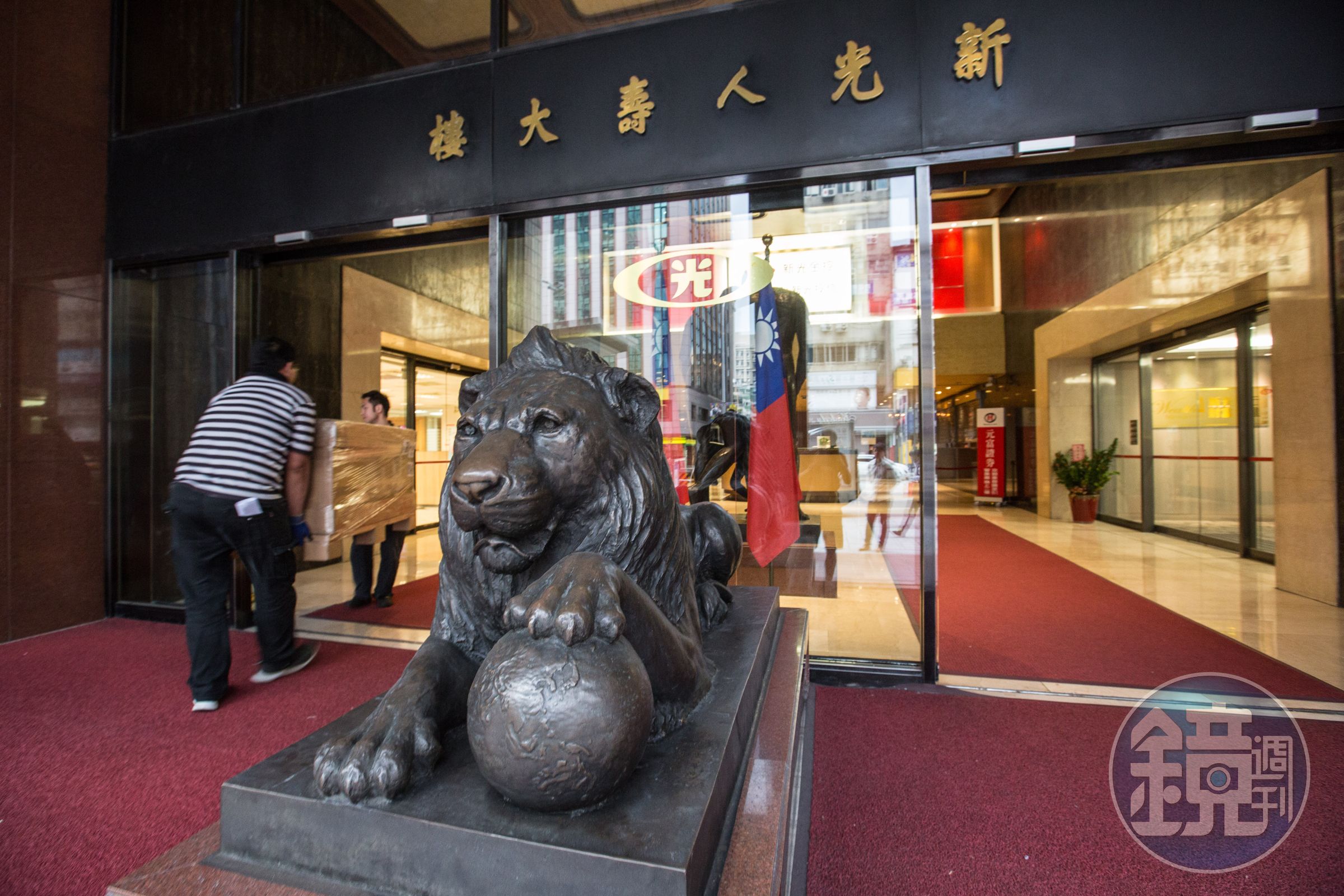新光集團向來由家族投資公司持股，重要家族公司新勝、台灣新光實業都位在被吳家視為「起家厝」的新光人壽大樓。（陳宗怡攝影）