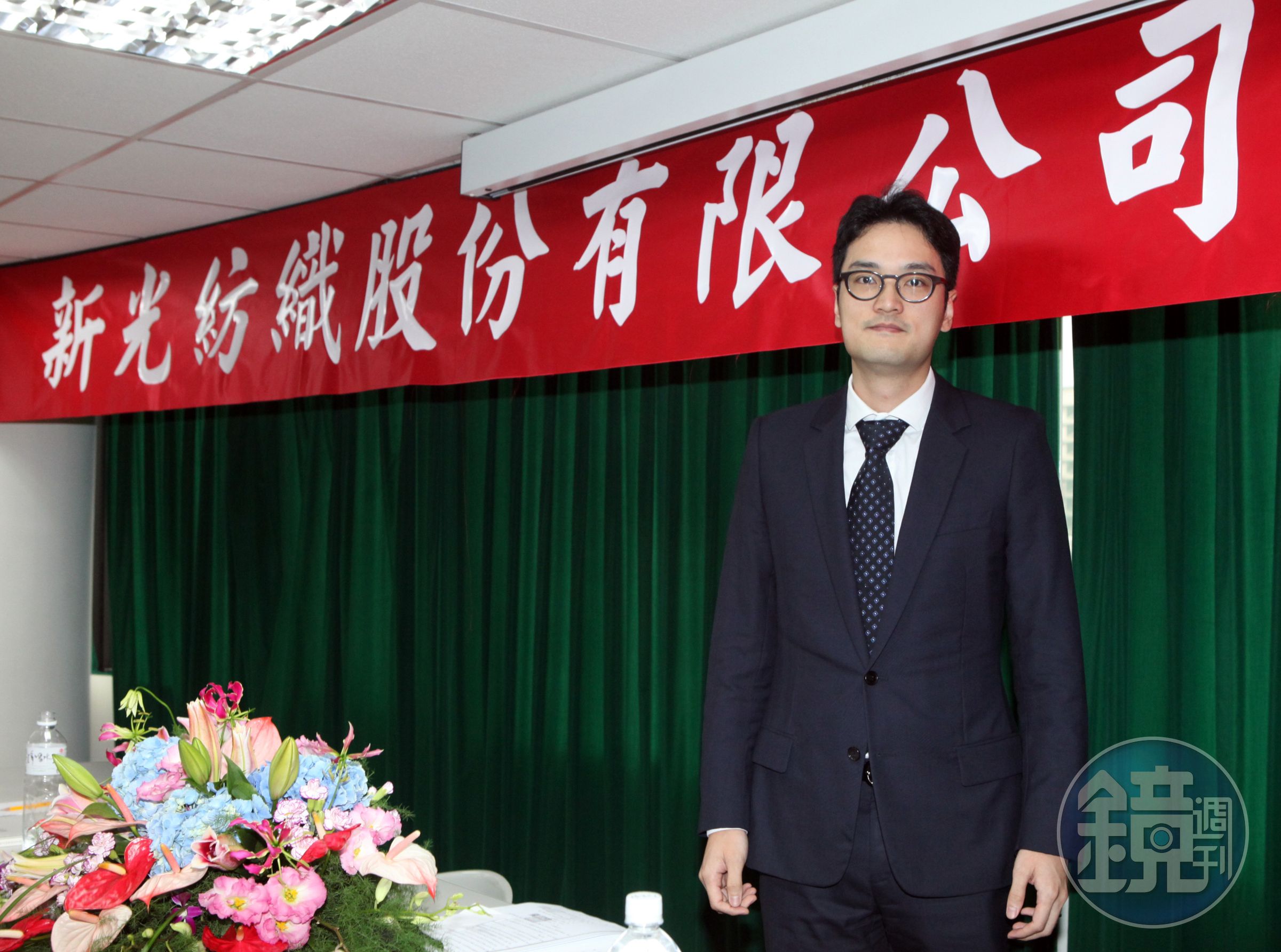 由老二吳東賢家族掌管的新紡屢次面對來自大哥吳東進的挑戰，現任董事長吳昕恩曾狀告大伯吳東進。