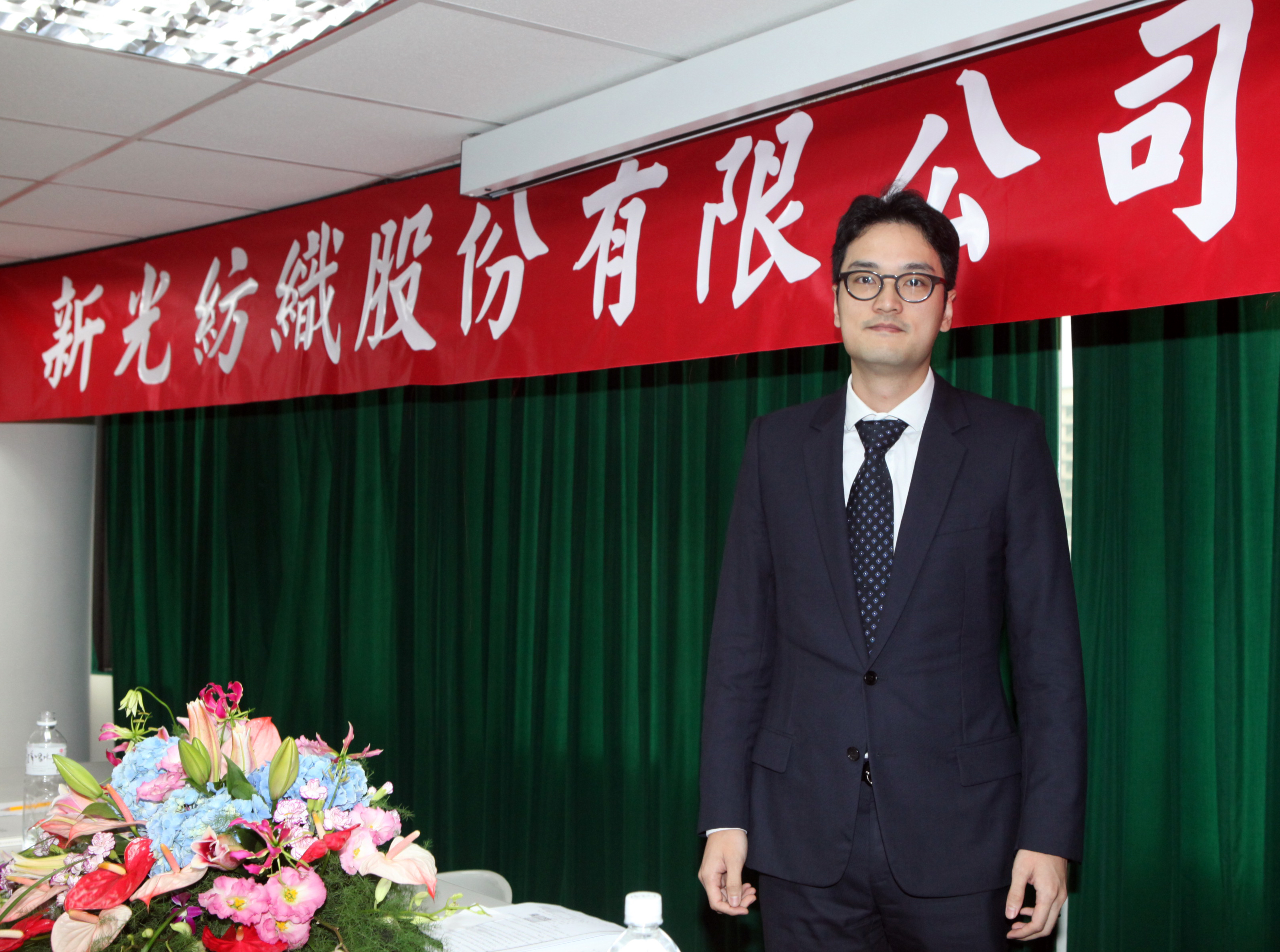 由老二吳東賢家族掌管的新紡屢次面對來自大哥吳東進的挑戰，現任董事長吳昕恩曾狀告大伯吳東進。