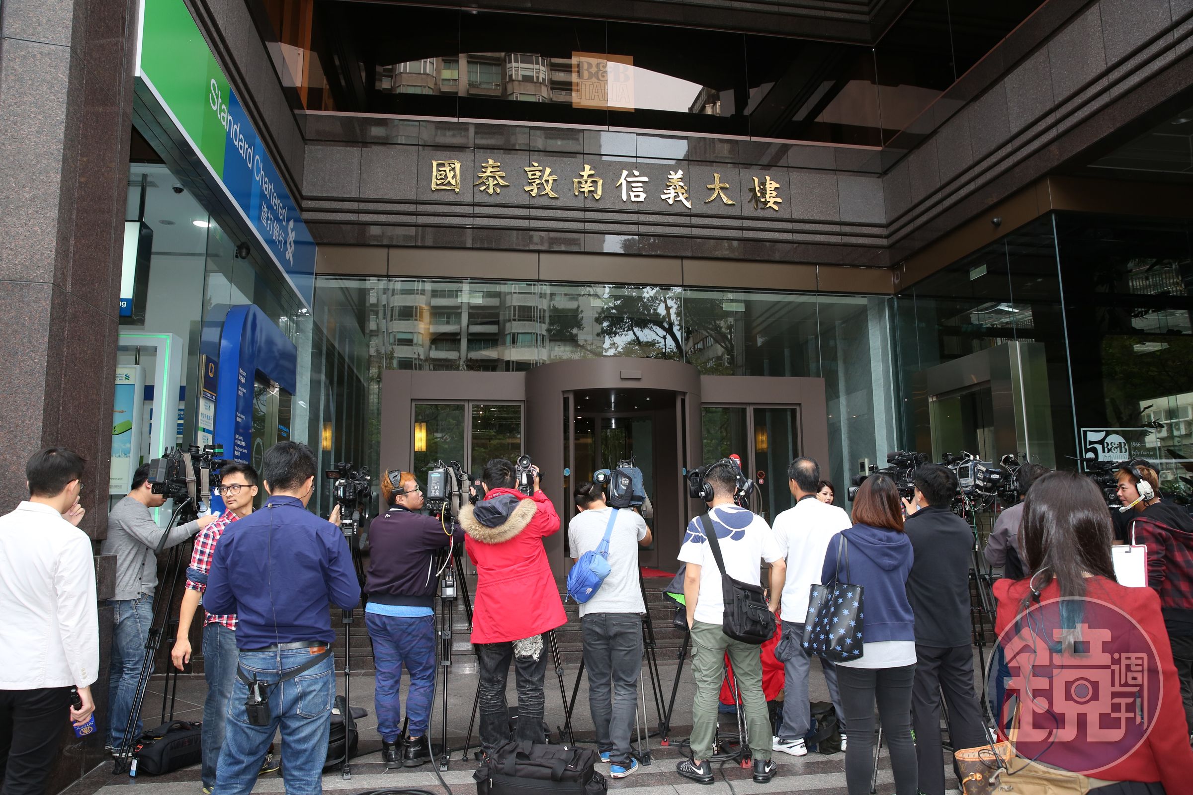 22日一早，媒體守在興航總部前，得知解散復興航空、退出台灣航空業的消息。