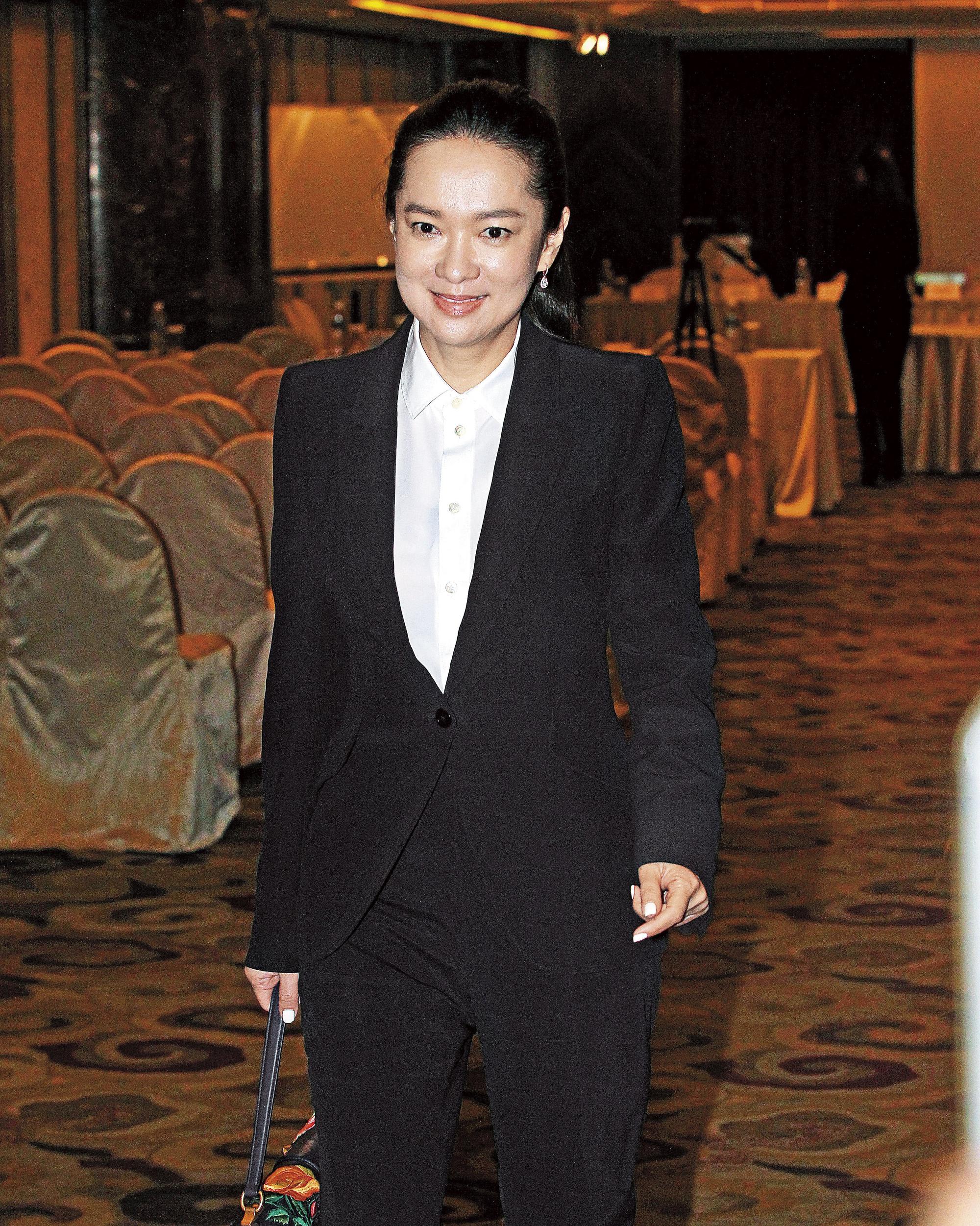 蔡辰洋遺孀賴英里不僅是長笛美女,目前還擔任寒舍集團董事長,一肩扛起飯店經營的重責。
