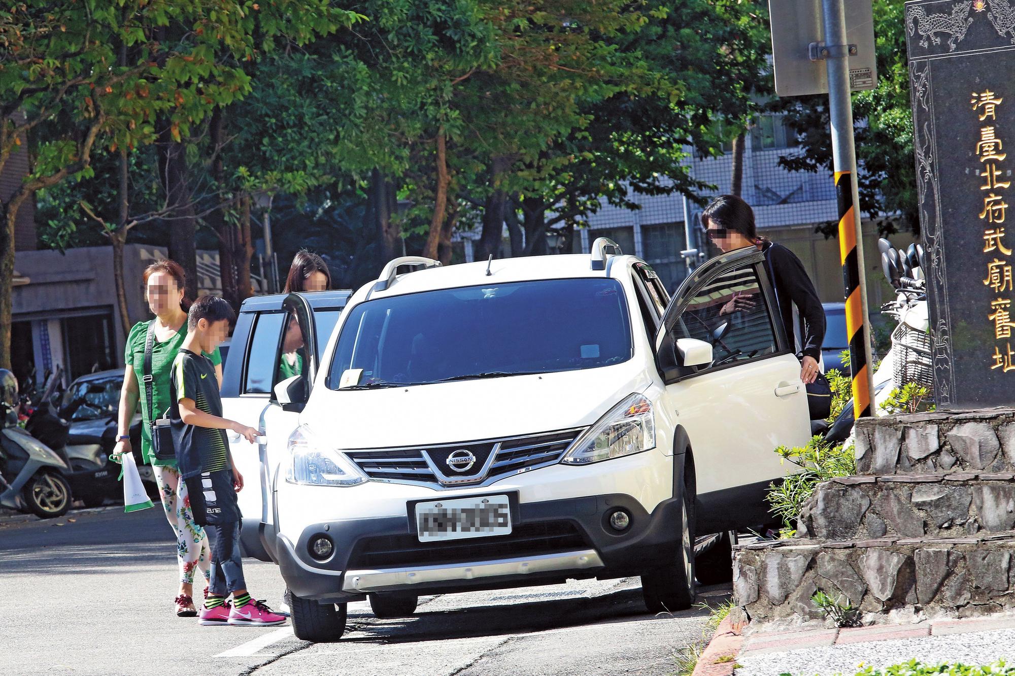 李男遺孀指控黃閔暄與丈夫往來不尋 常,並涉侵占重機及賓士車,已提出告訴。