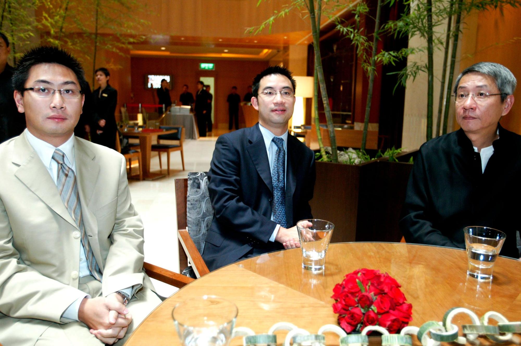 已故寒舍集團創辦人蔡辰洋(右)的長子蔡伯府(中)、次子蔡伯翰(左),現為掌理飯店事業的左右手。