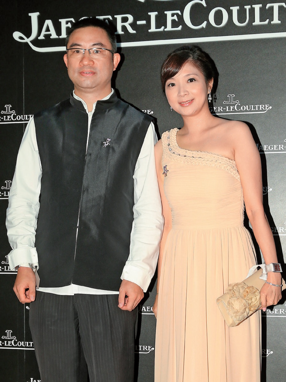 蔡伯府(左)與黃閔暄(右)婚後育有1子,2人經常出席公益活動及時尚展覽,幸福洋溢。(聯合知識庫)