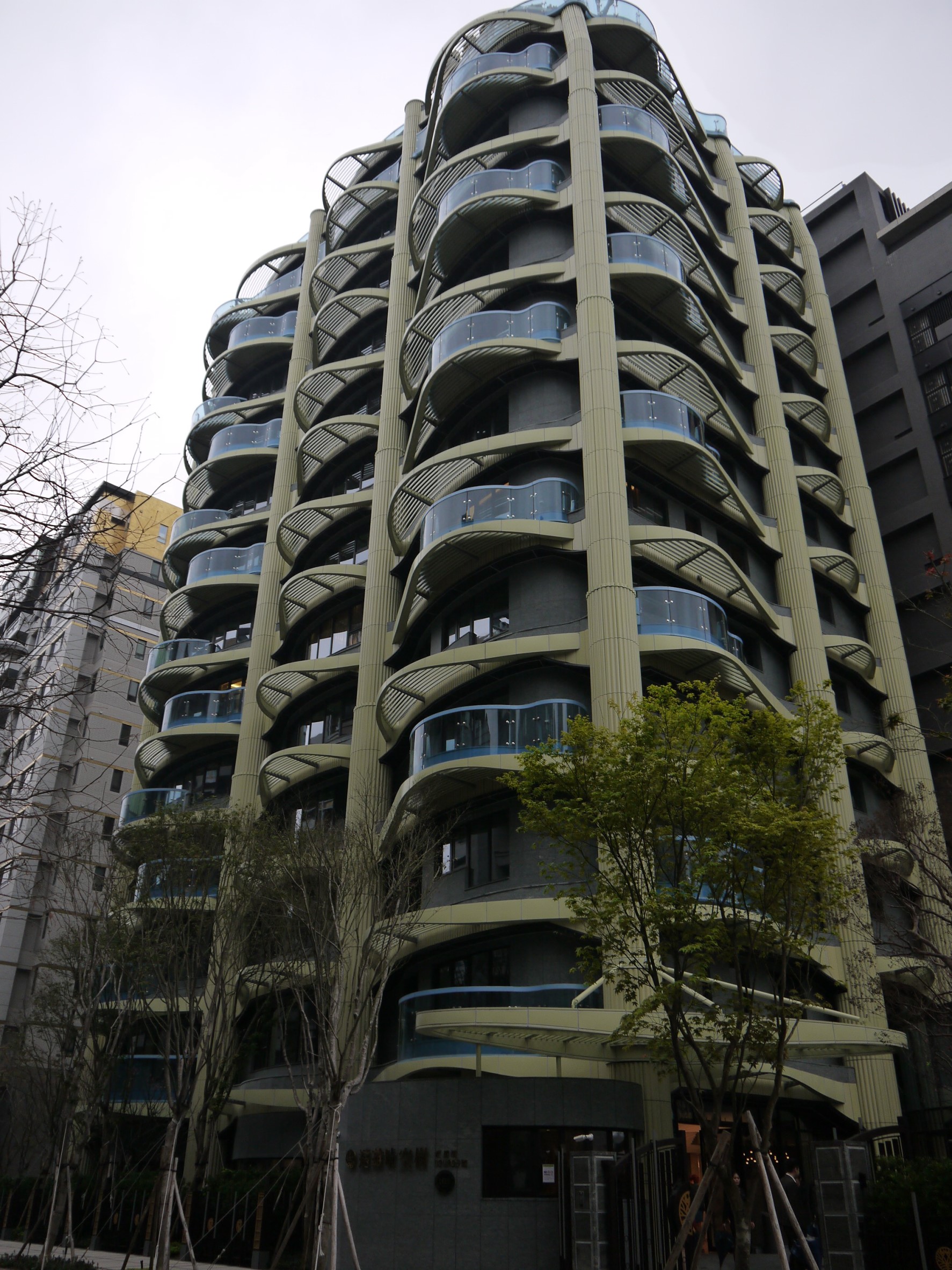 2015年完工的「遠雄晴空樹」，是台灣第一座獲得美國LEED認證住宅，頂樓設有風力發電，以支持社區公用電。
