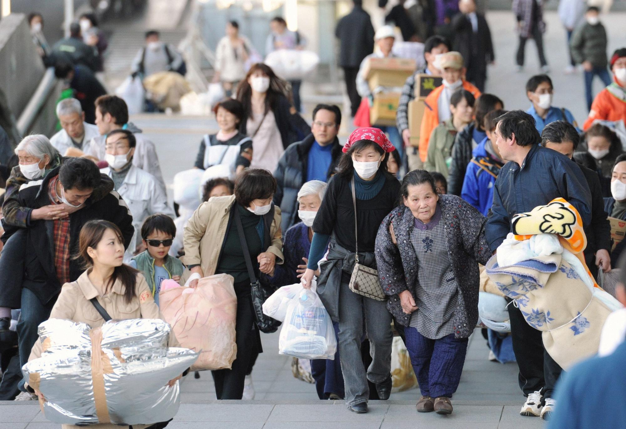 2011年3月19日，從福島撤離的災民來到東京埼玉新都心的大型體育館避難。（東方IC）
