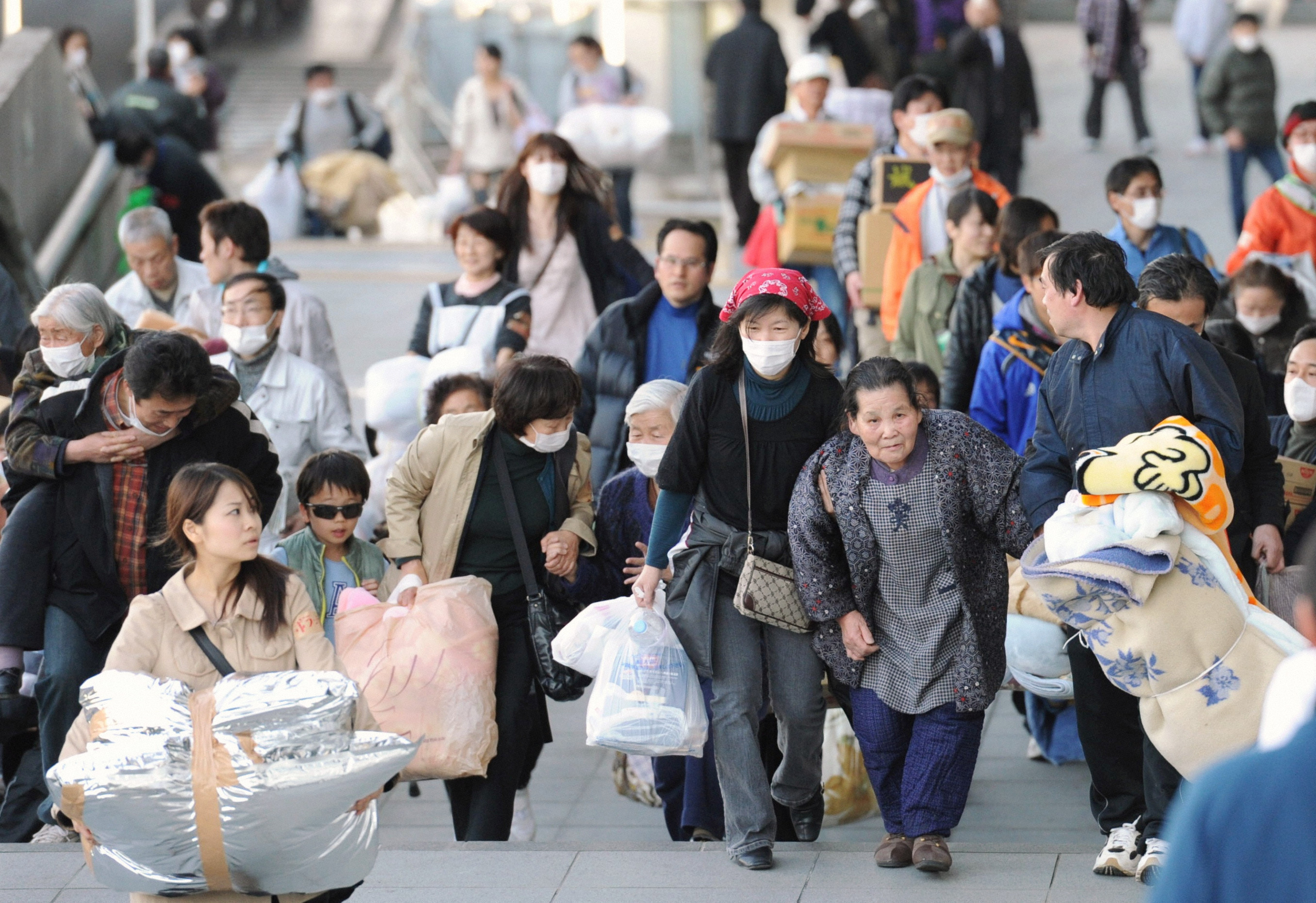 2011年3月19日,從福島撤離的災民來到東京埼玉新都心的大型體育館避難。(東方IC)