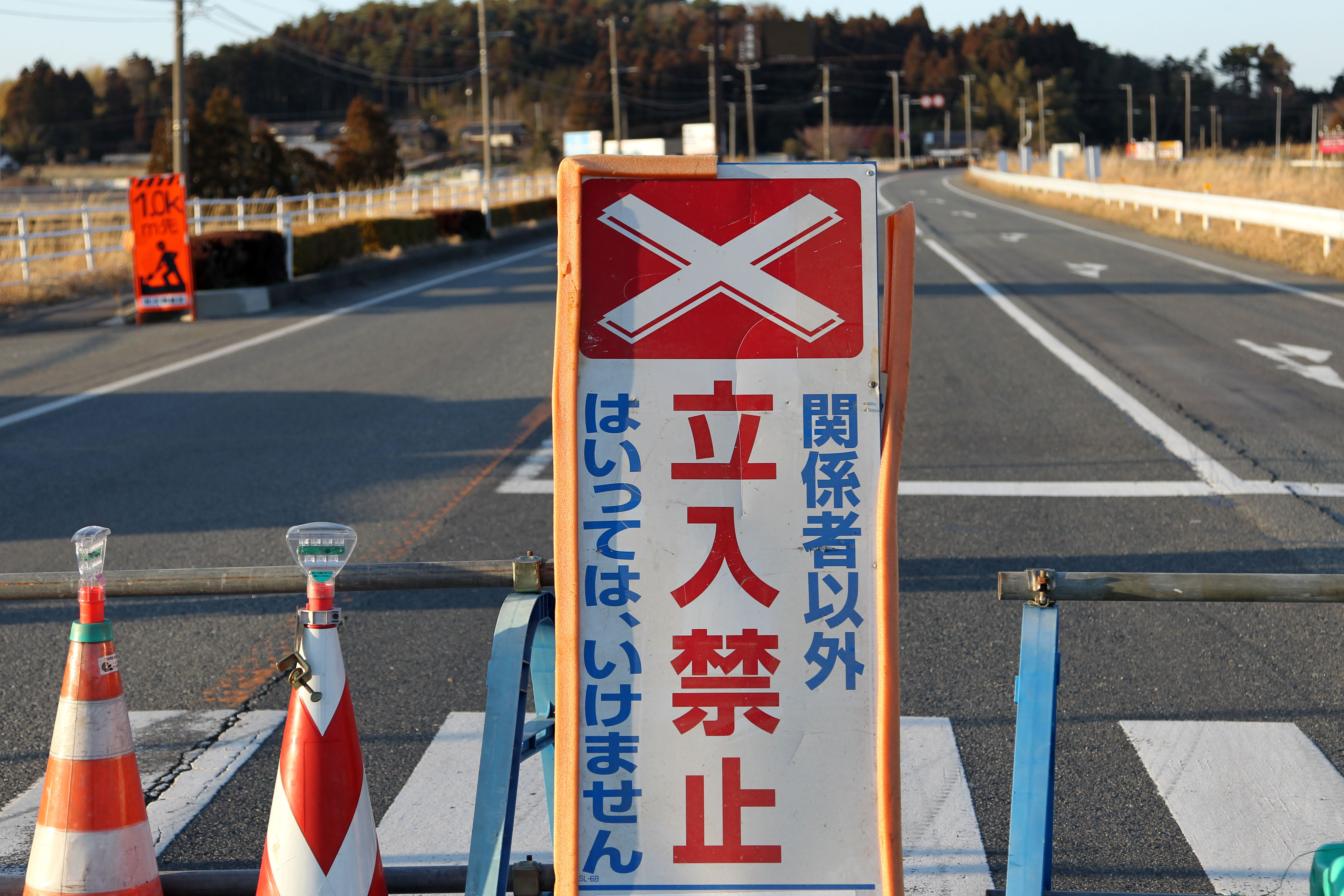 2011年3月11日,福島縣距離核電廠10公里遠的一條馬路因輻射外洩封閉。(東方IC)