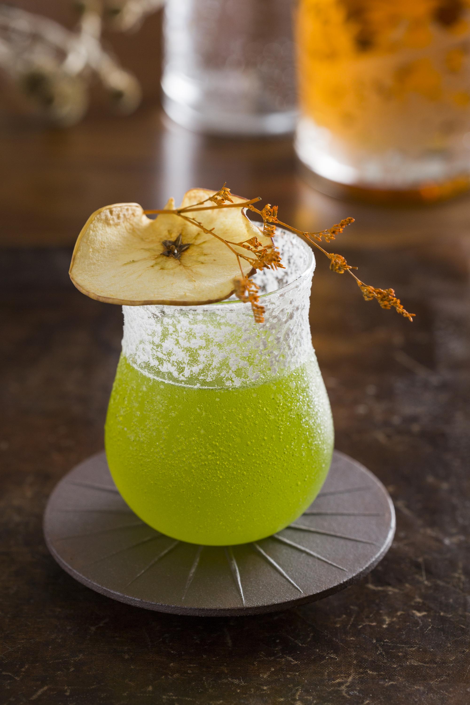 綠得發亮的「霜降」色澤來自芥菜,杯身撒上糖粉製造霜感,呈現另一種秋天面貌。(450元/杯)
