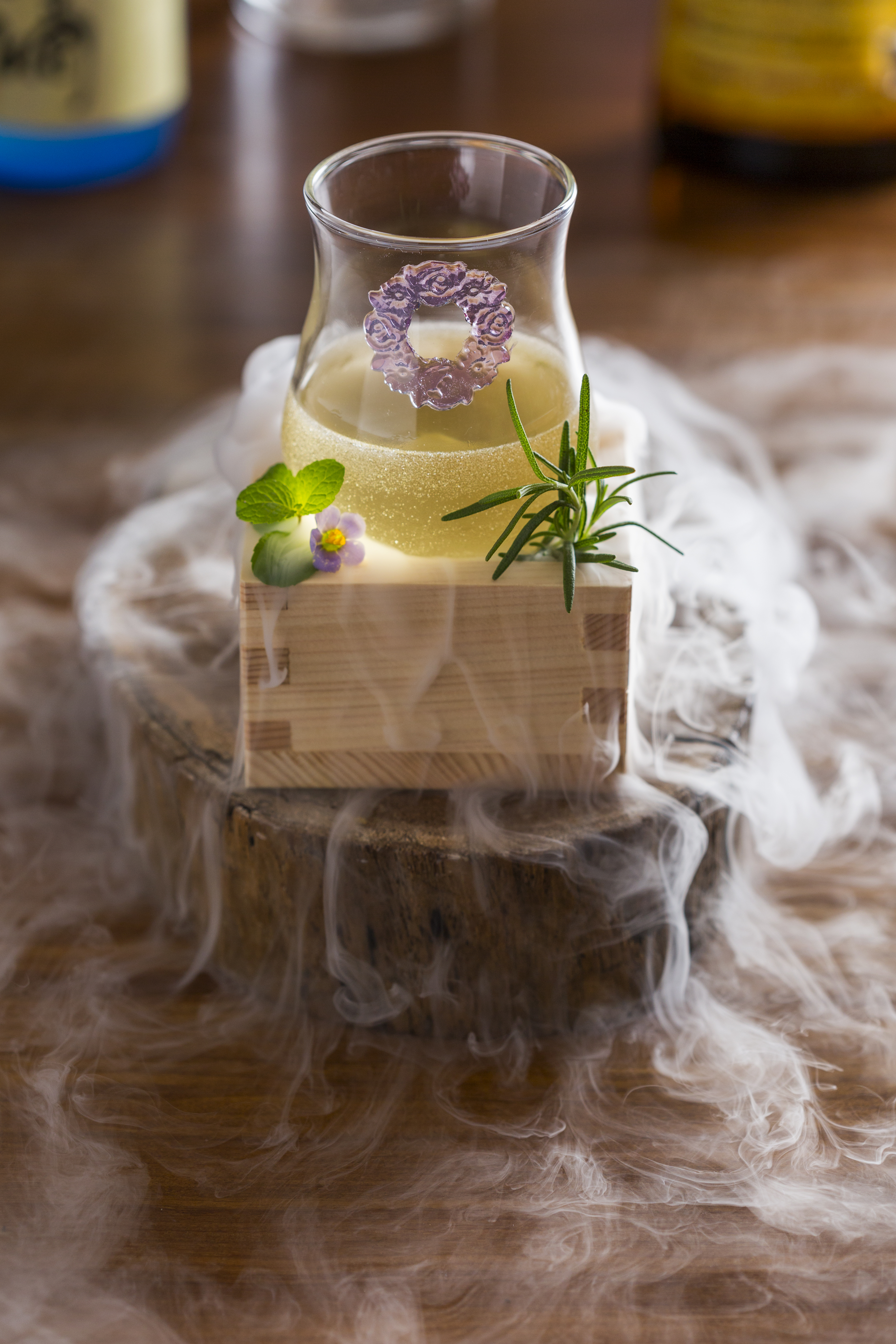 「冬至」特調靈感來自酒釀桂花湯圓，澆下鳳凰單叢茶湯，營造白霧效果。（450元／杯）