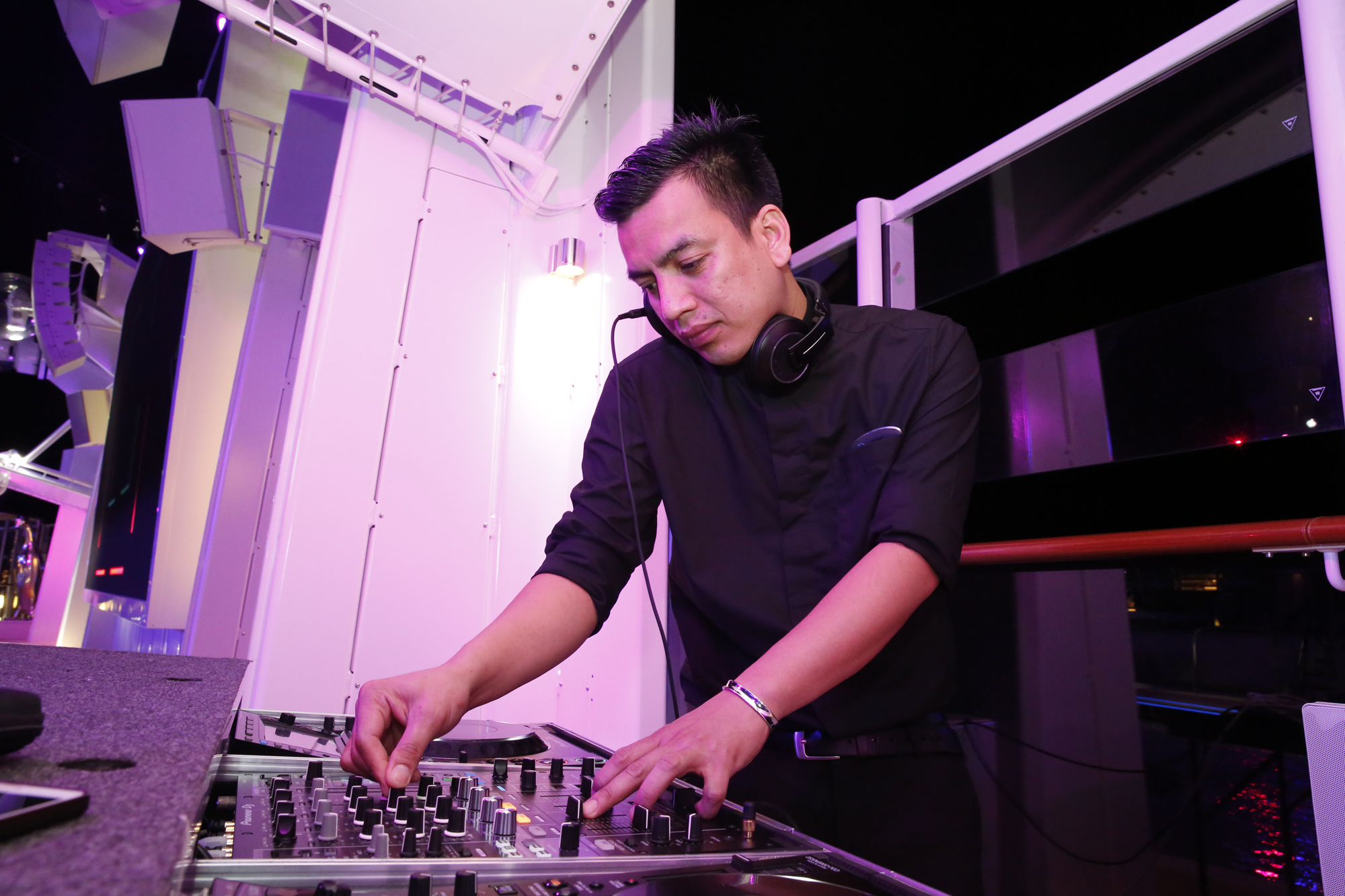 Zouk海上俱樂部每晚都有DJ駐場，配合現場氣氛播放火辣舞曲。