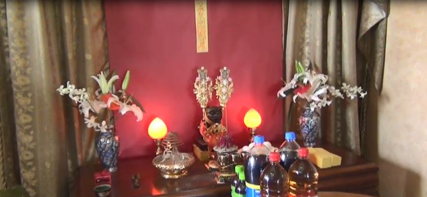戴嫌安置的虎爺神明壇，企圖祈求不義之財。