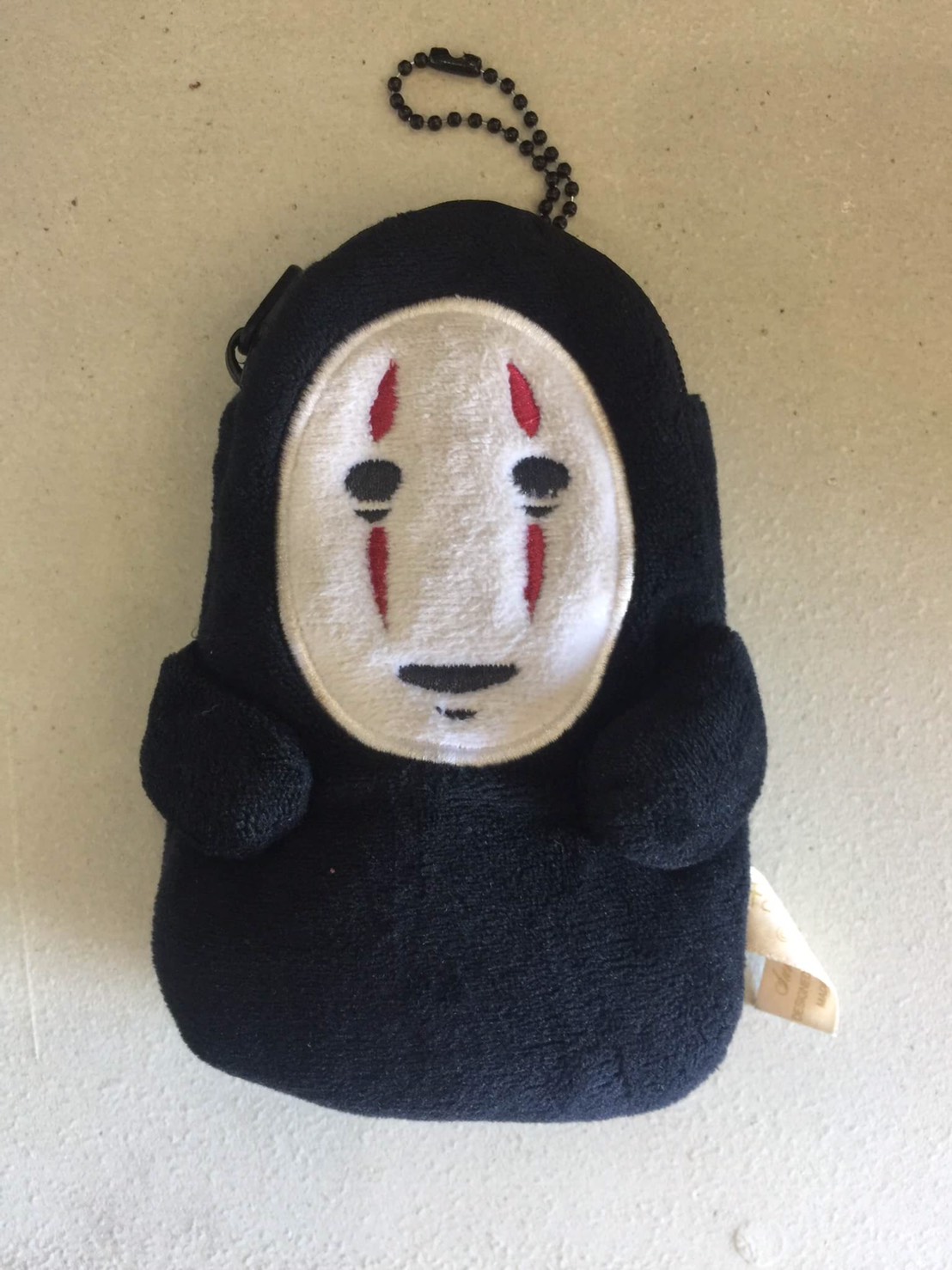 戴嫌將重要犯罪證據藏於無臉男零錢包內，企圖丟出窗外滅證。