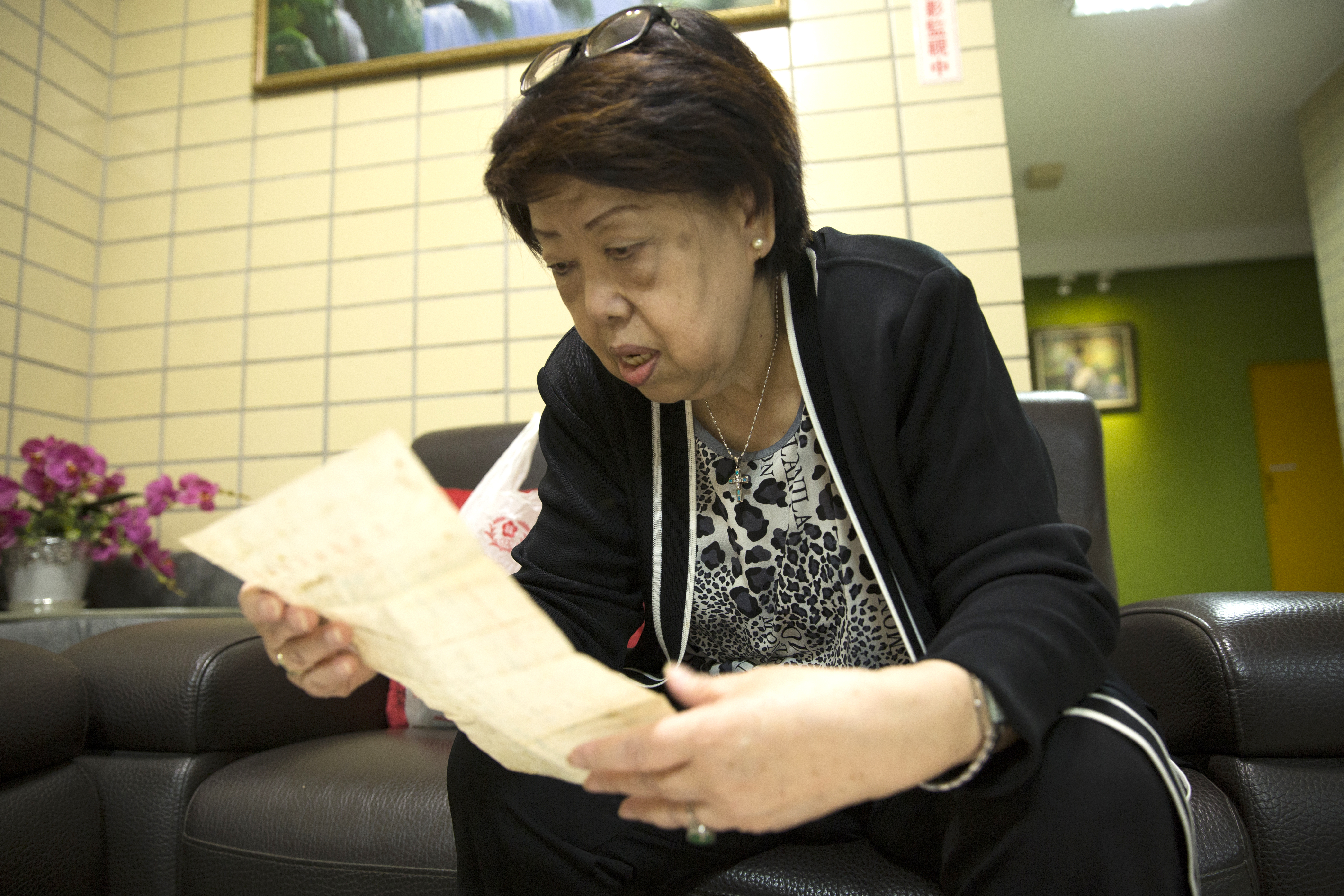裴深言至今保留陳映真入獄期間寫給她的信。