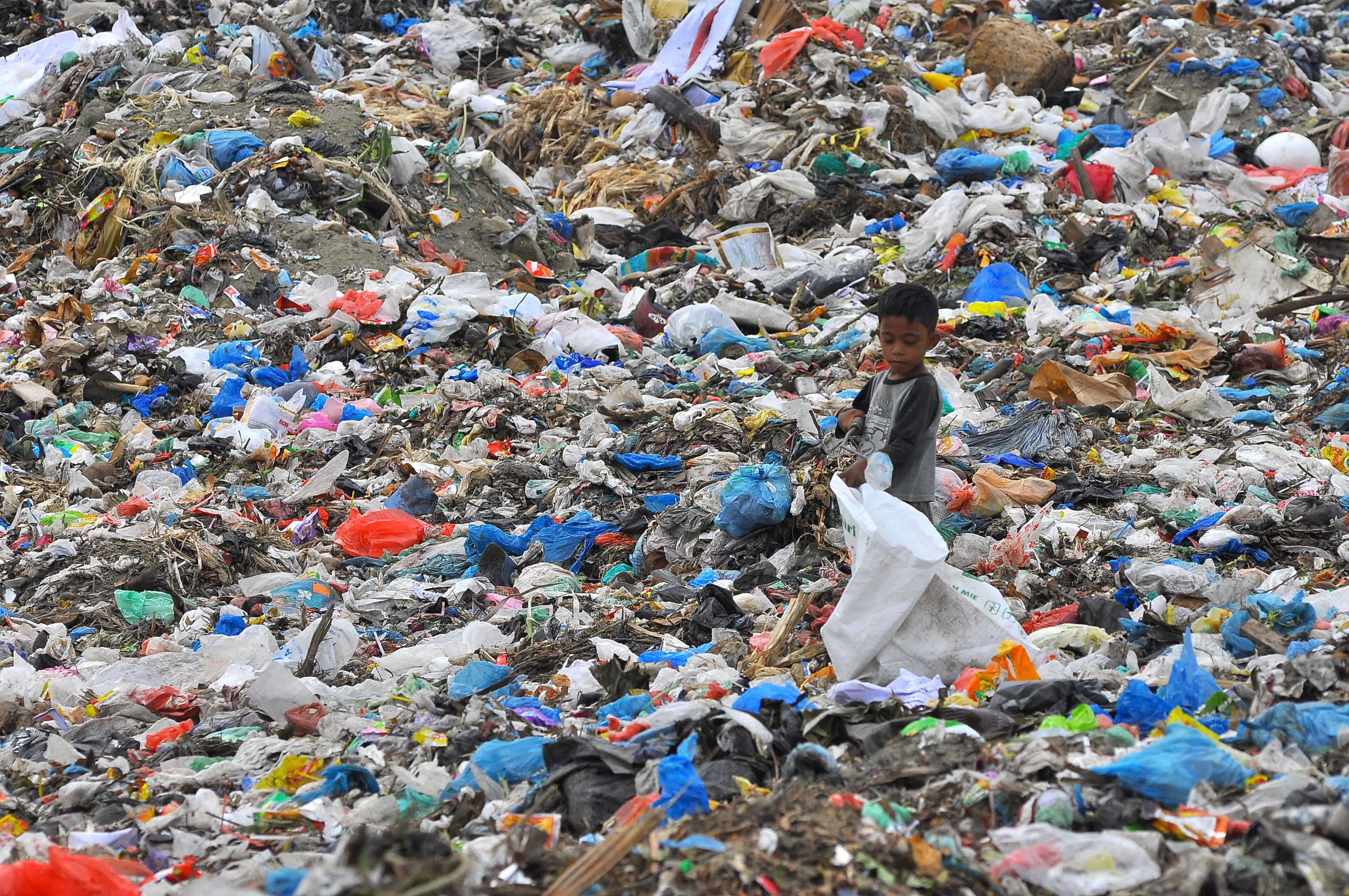 窒息的海洋！「塑膠霧霾」籠罩海面