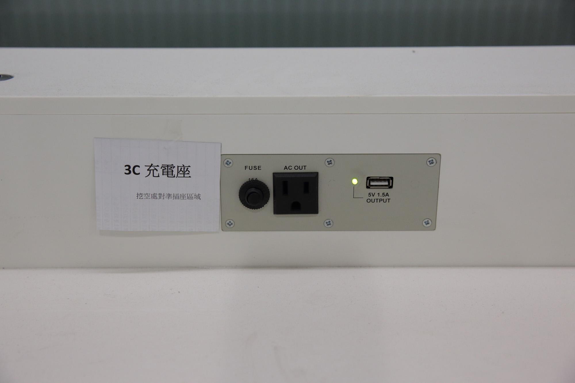 機場捷運站內設有3C用品充電座。
