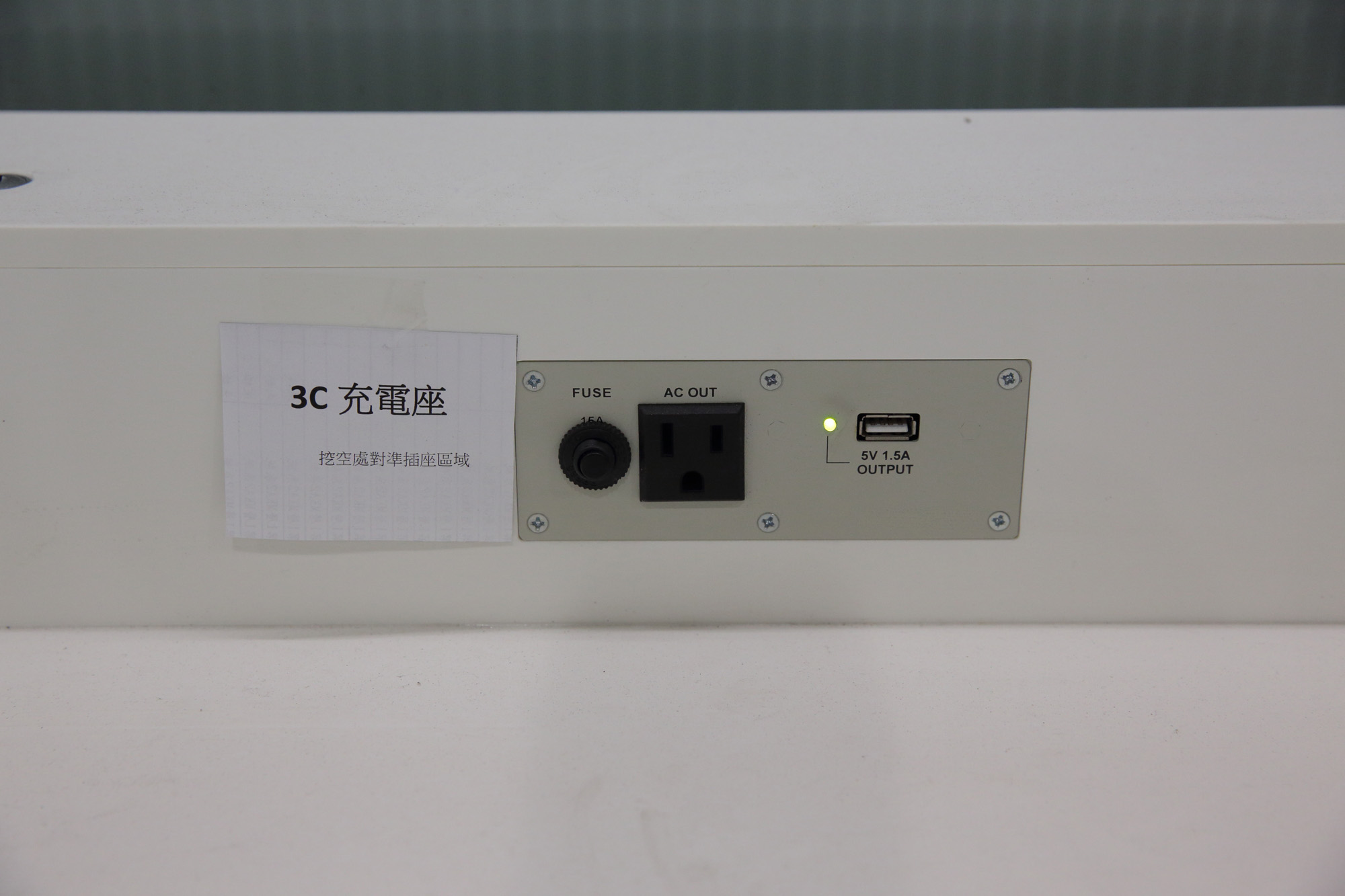 機場捷運站內設有3C用品充電座。