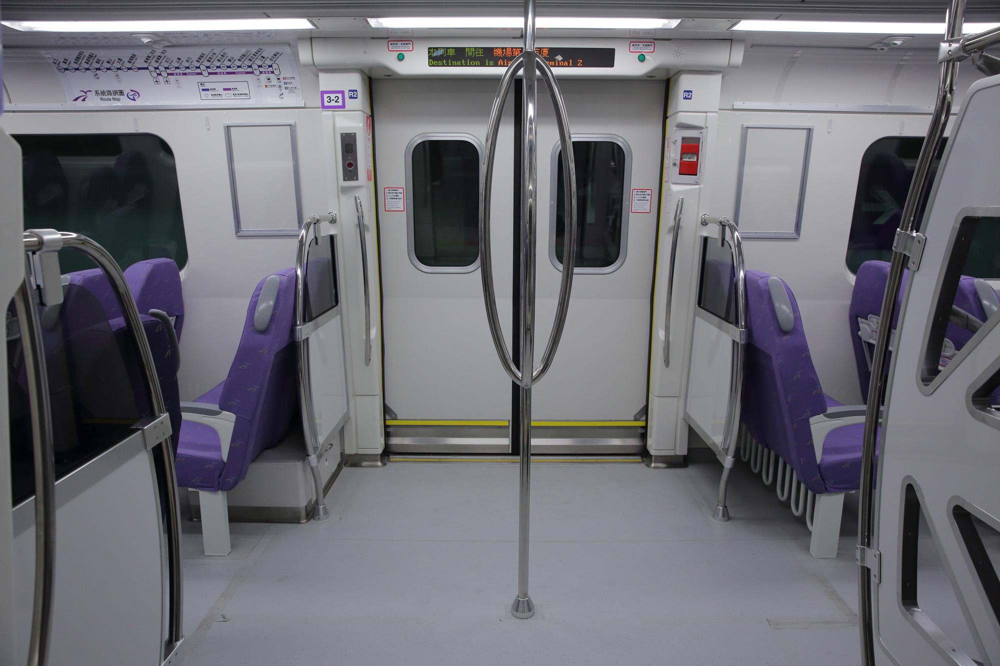 桃園機場捷運直達車的車廂設計與香港機場快線頗為相似。